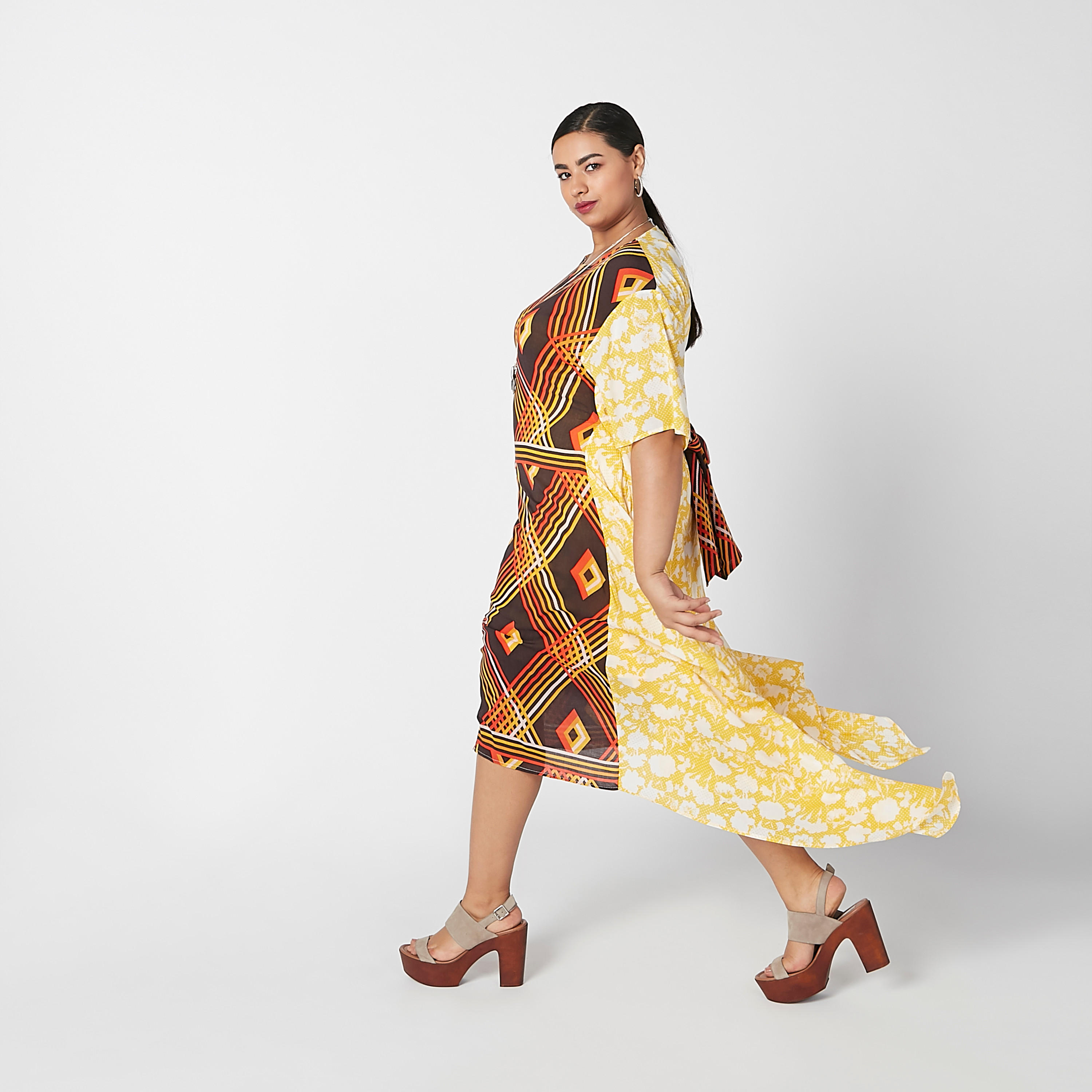 فستان ميدي بأكمام قصيرة وحوّاف إيه وطبعات-women-clothing-dresses-image-5