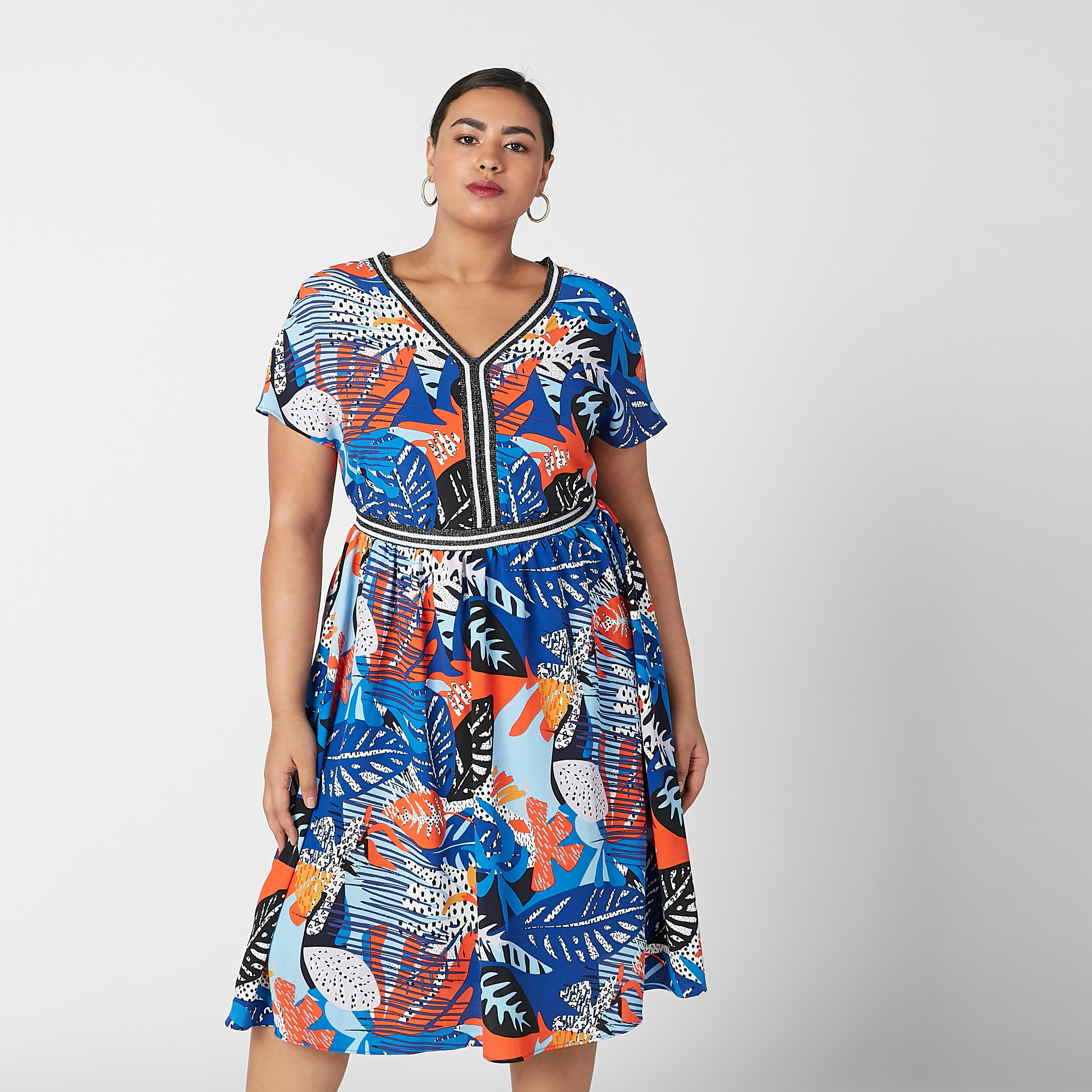 فستان ميدي إيه لاين بياقة V وأكمام قصيرة وطبعات زهرية-women-clothing-dresses-image-1