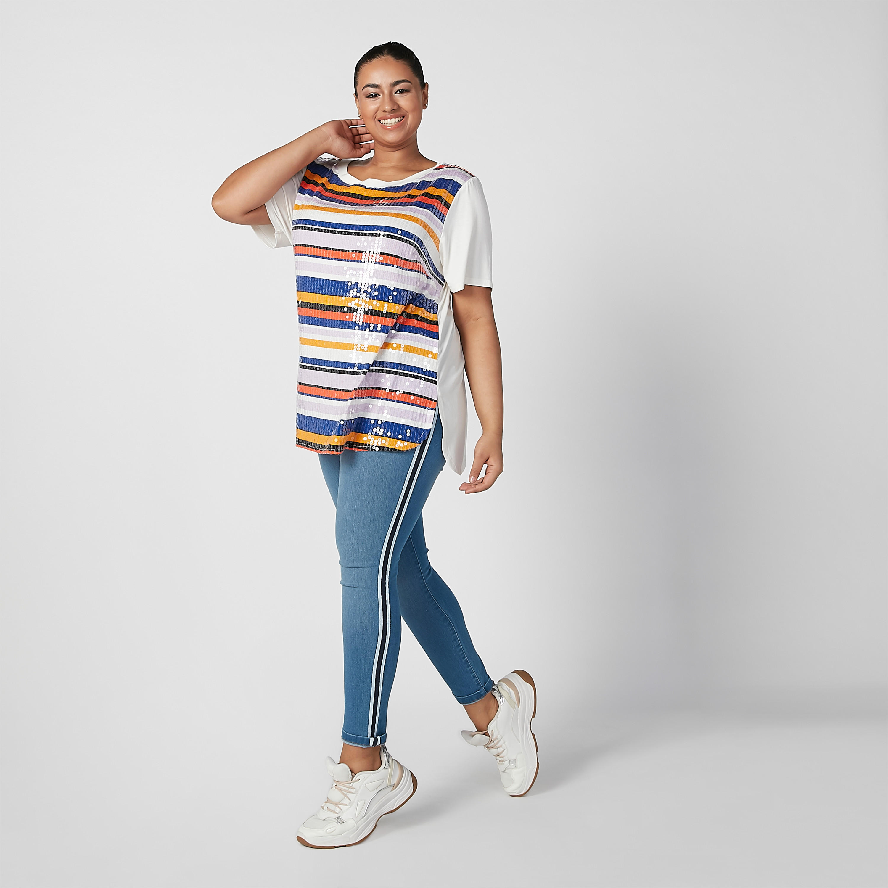 تيشيرت بأكمام قصيرة وحوّاف غير مستوية وتفاصيل ترتر-women-clothing-tshirts-image-1