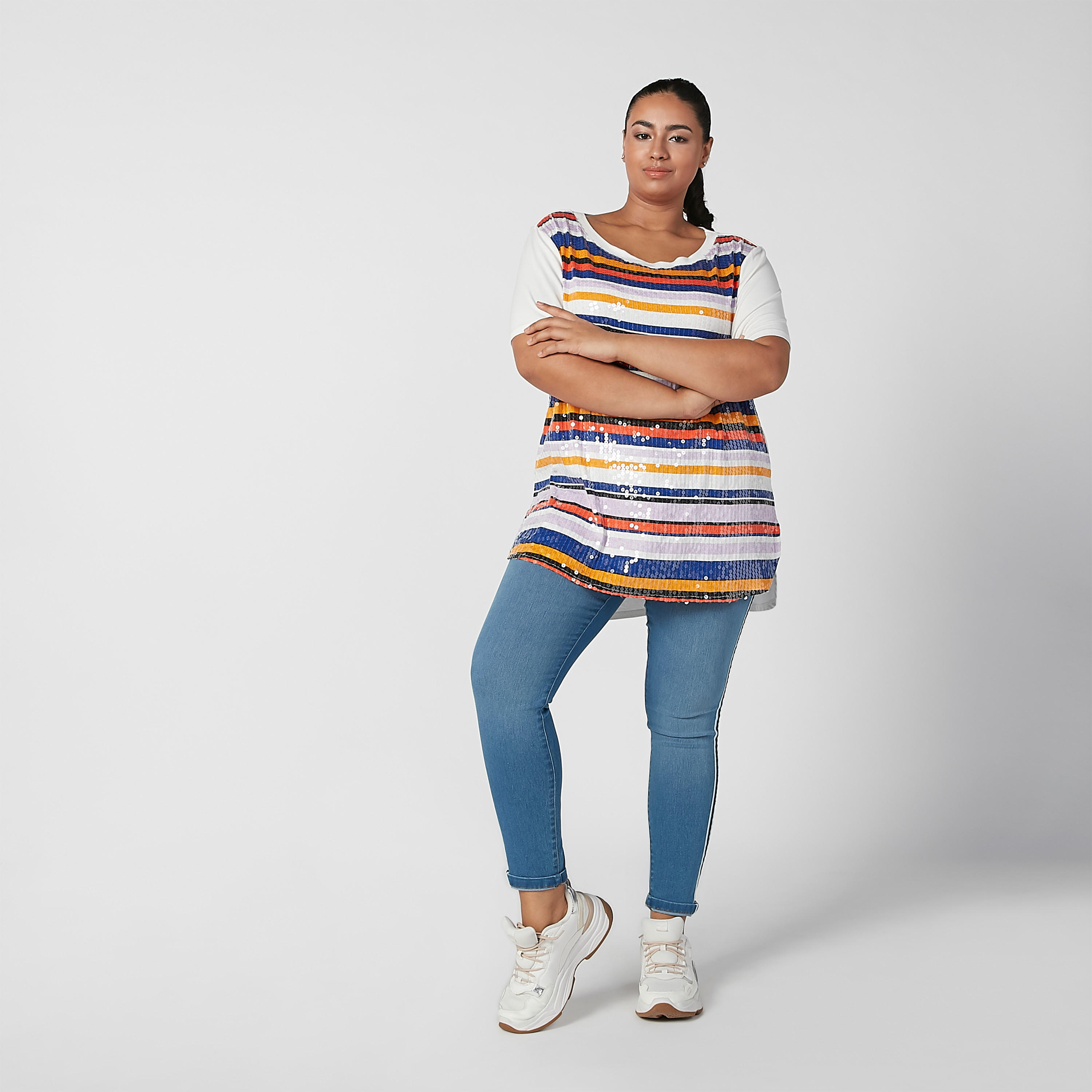 تيشيرت بأكمام قصيرة وحوّاف غير مستوية وتفاصيل ترتر-women-clothing-tshirts-image-3
