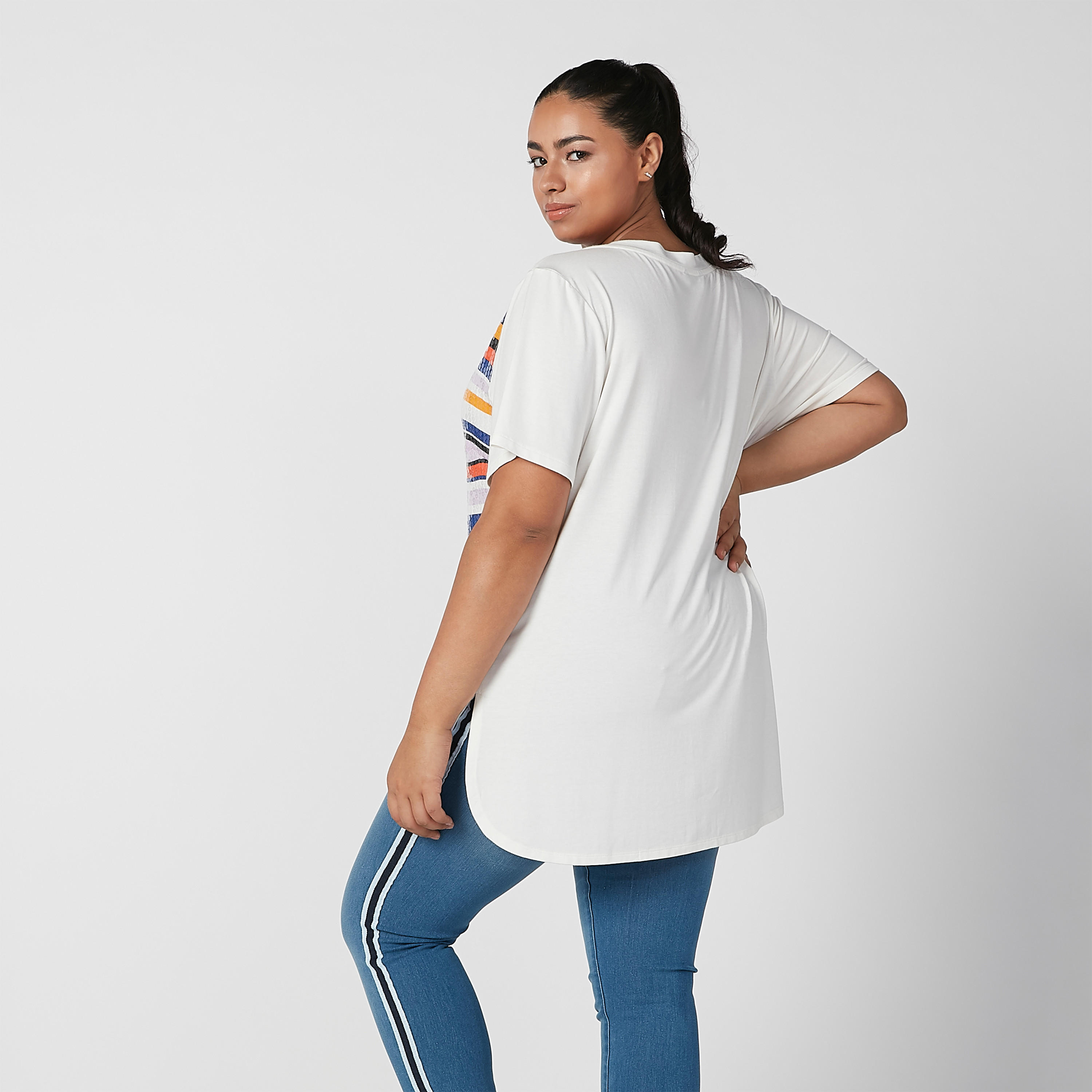 تيشيرت بأكمام قصيرة وحوّاف غير مستوية وتفاصيل ترتر-women-clothing-tshirts-image-4