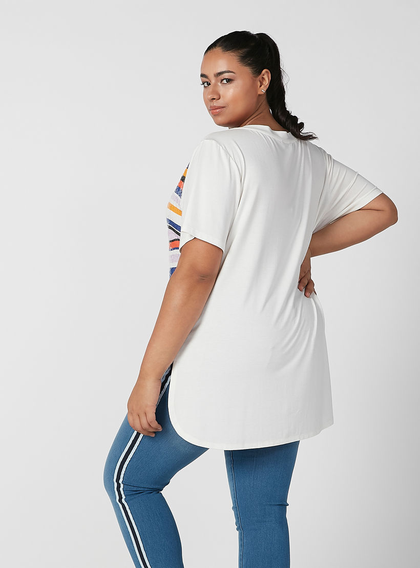تيشيرت بأكمام قصيرة وحوّاف غير مستوية وتفاصيل ترتر-women-clothing-tshirts-image-4