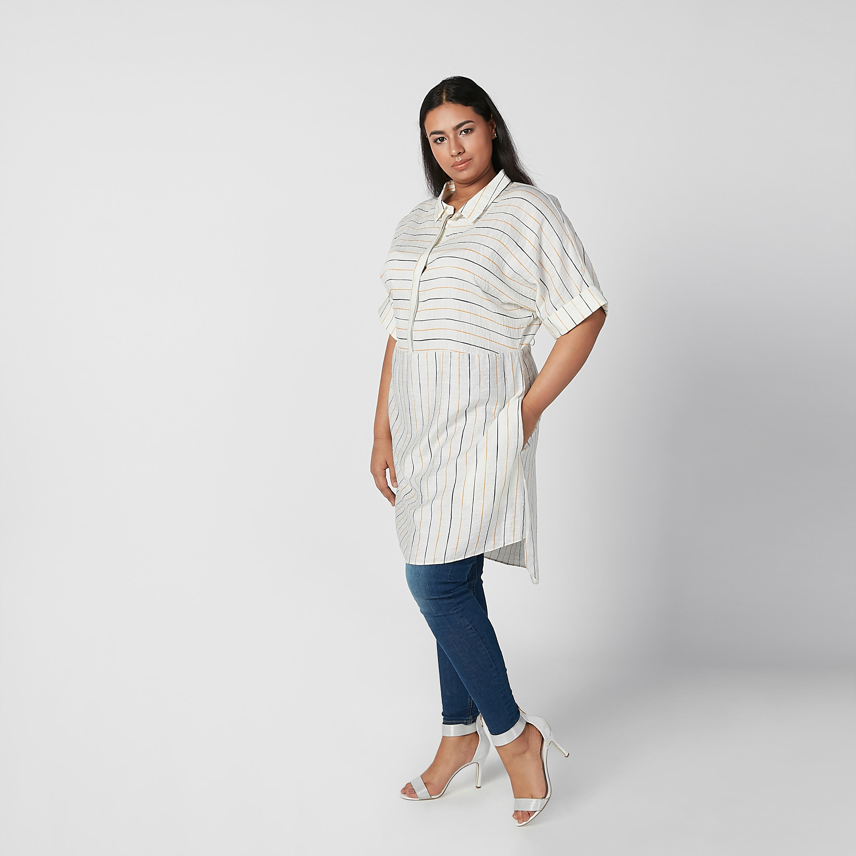 قميص طويل مخطط بأكمام قصيرة وياقة عاديّة-women-clothing-shirtsandblouses-blouses-image-1