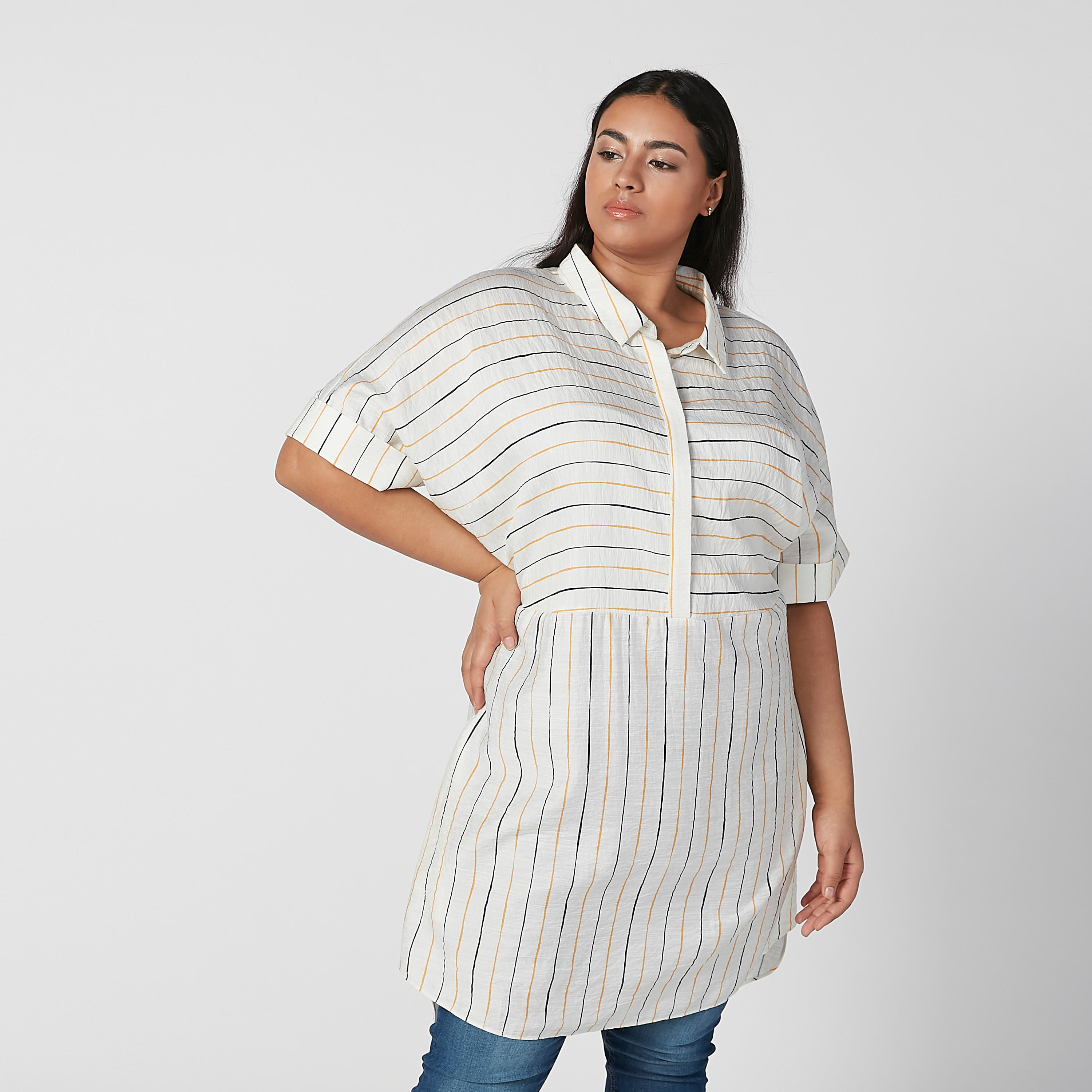 قميص طويل مخطط بأكمام قصيرة وياقة عاديّة-women-clothing-shirtsandblouses-blouses-image-2