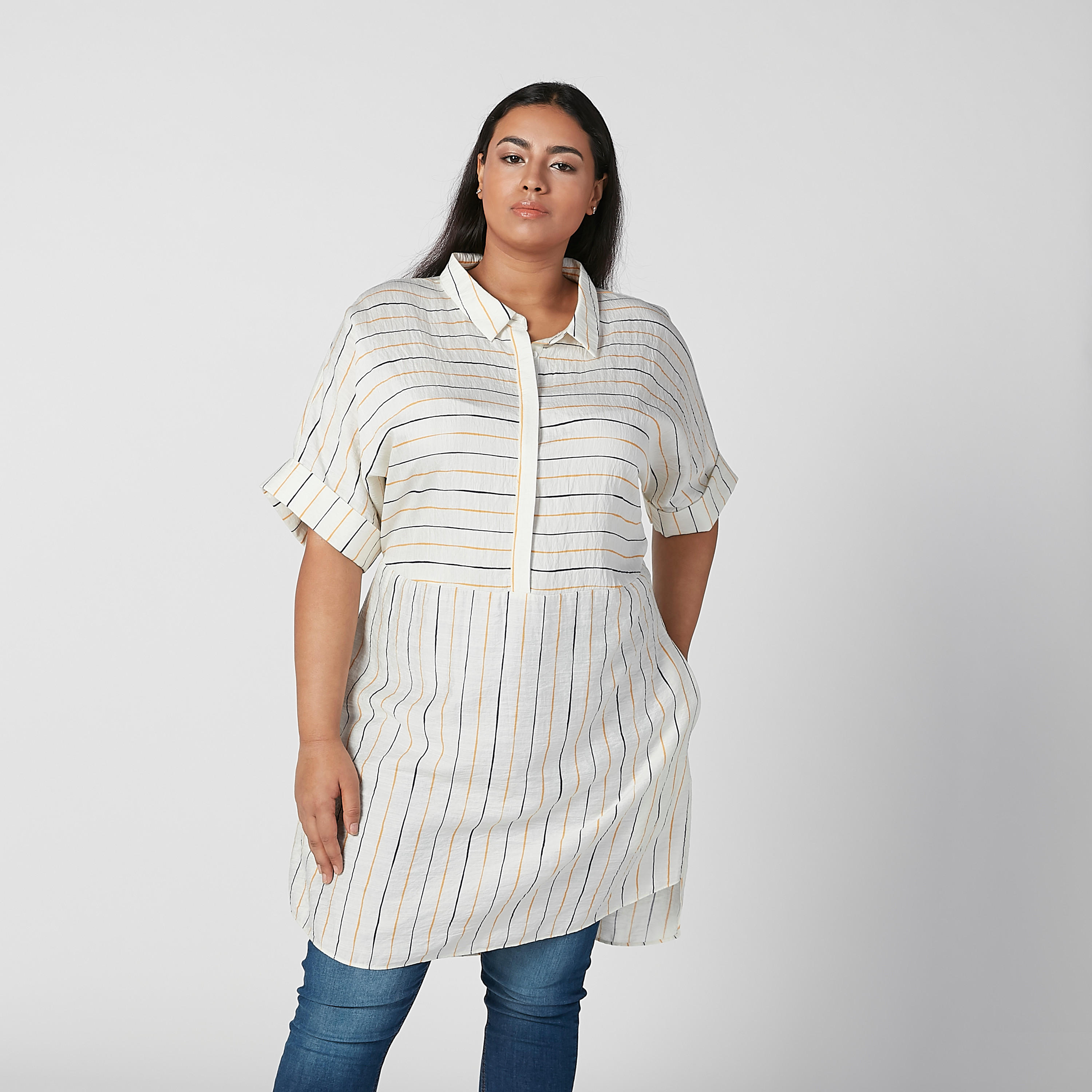 قميص طويل مخطط بأكمام قصيرة وياقة عاديّة-women-clothing-shirtsandblouses-blouses-image-4