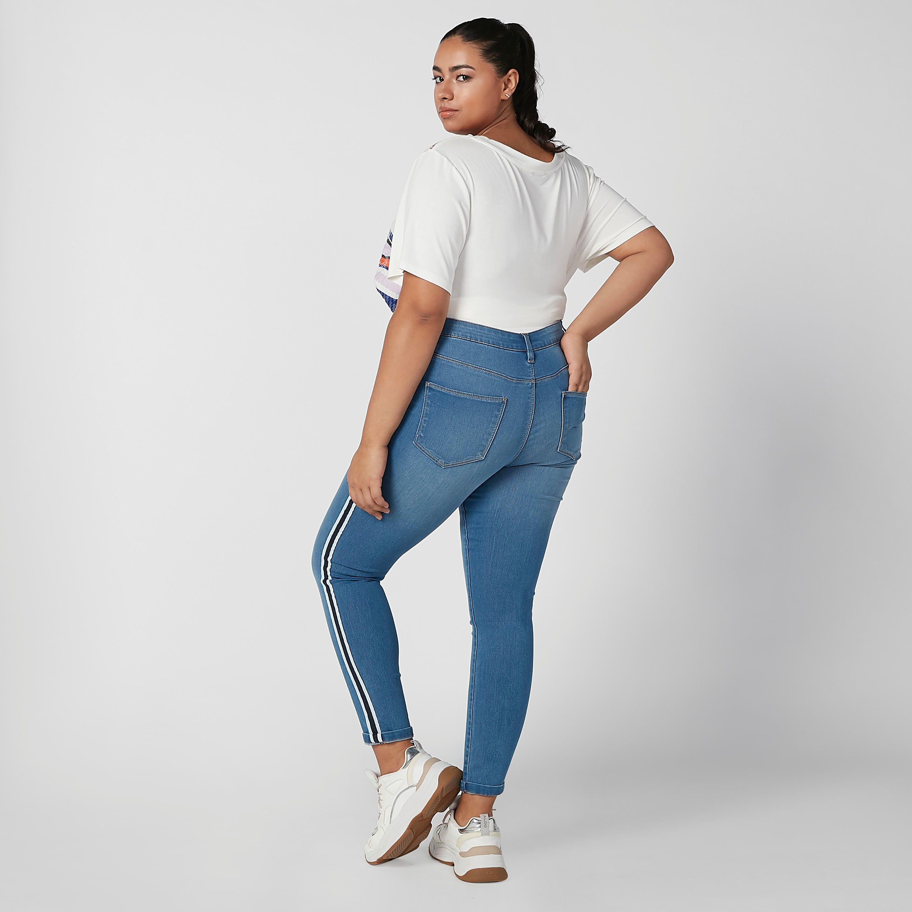 بنطلون جينز مستدام واسع بخصر مرن وشريطة-women-clothing-bottoms-jeans-image-4
