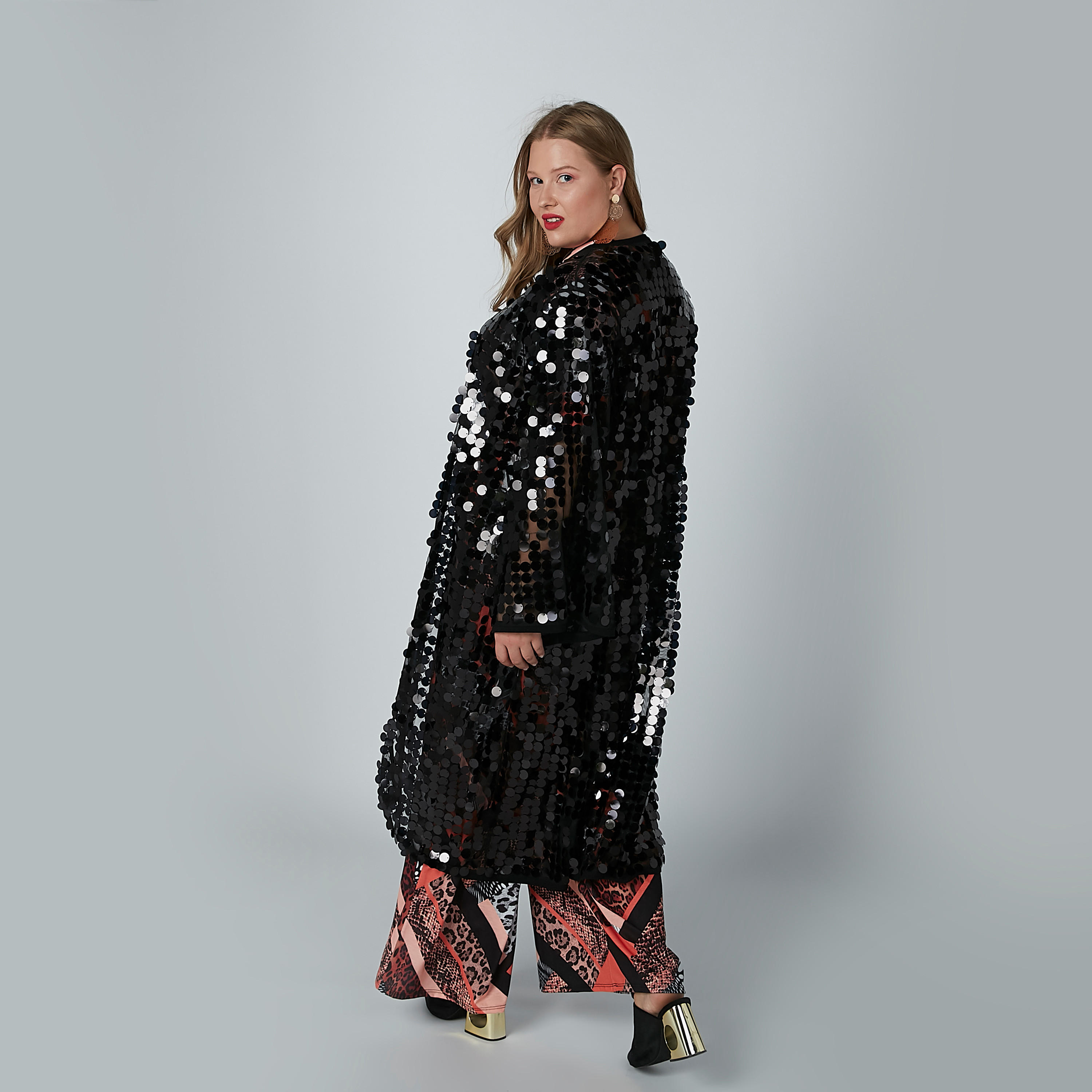جاكيت طويل مزيّن بأكمام واسعة-women-winterwear-coatsandjackets-jackets-image-1