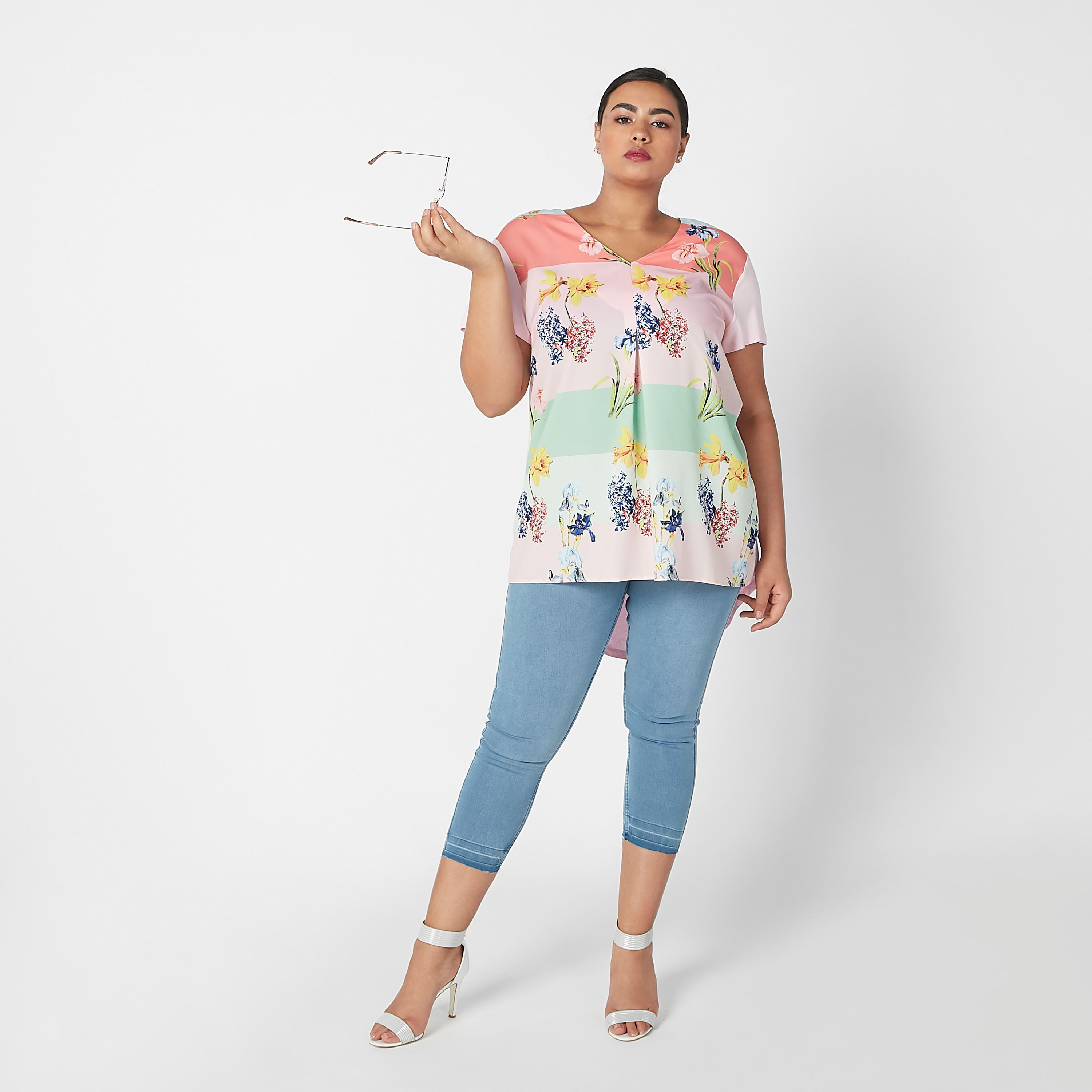 بلوزة بياقة V وأكمام قصيرة وطبعات زهرية-women-clothing-shirtsandblouses-blouses-image-1