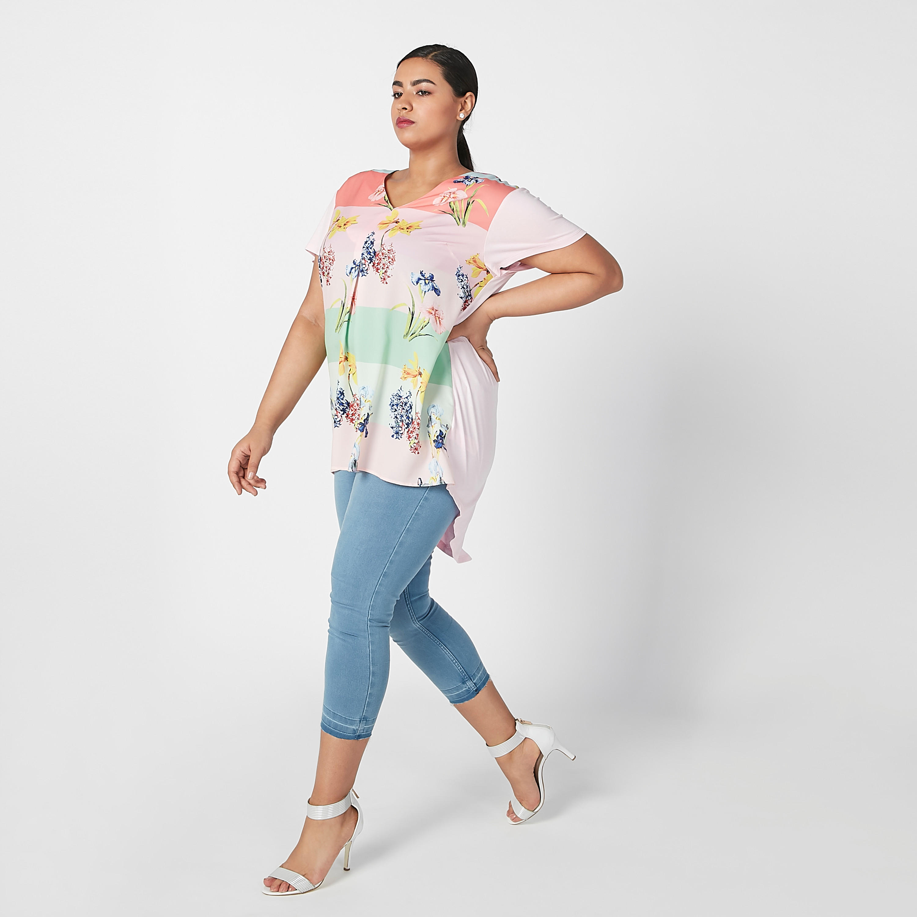 بلوزة بياقة V وأكمام قصيرة وطبعات زهرية-women-clothing-shirtsandblouses-blouses-image-3