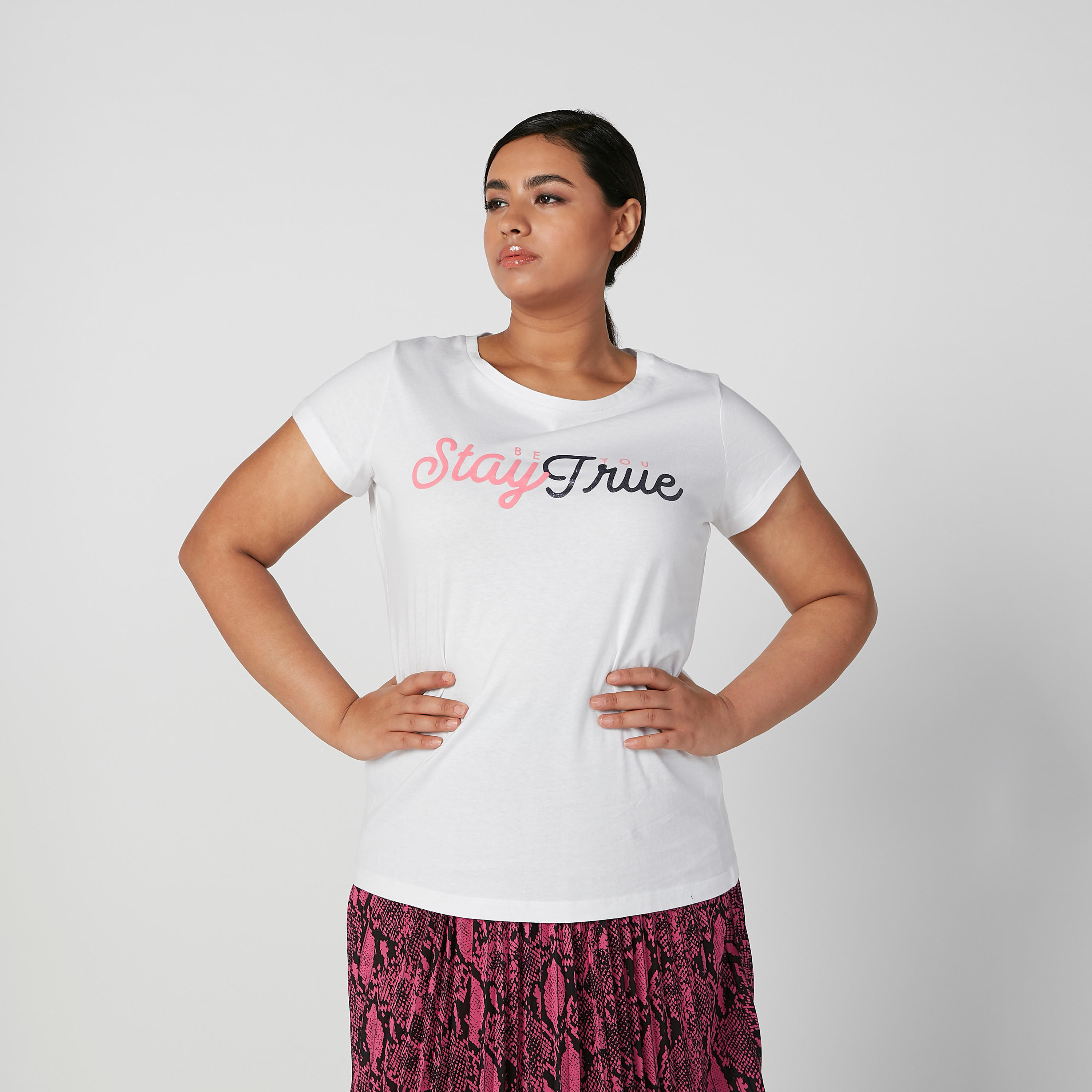 تيشيرت بطبعات وياقة مستديرة وأكمام قصيرة-women-clothing-tshirts-image-4