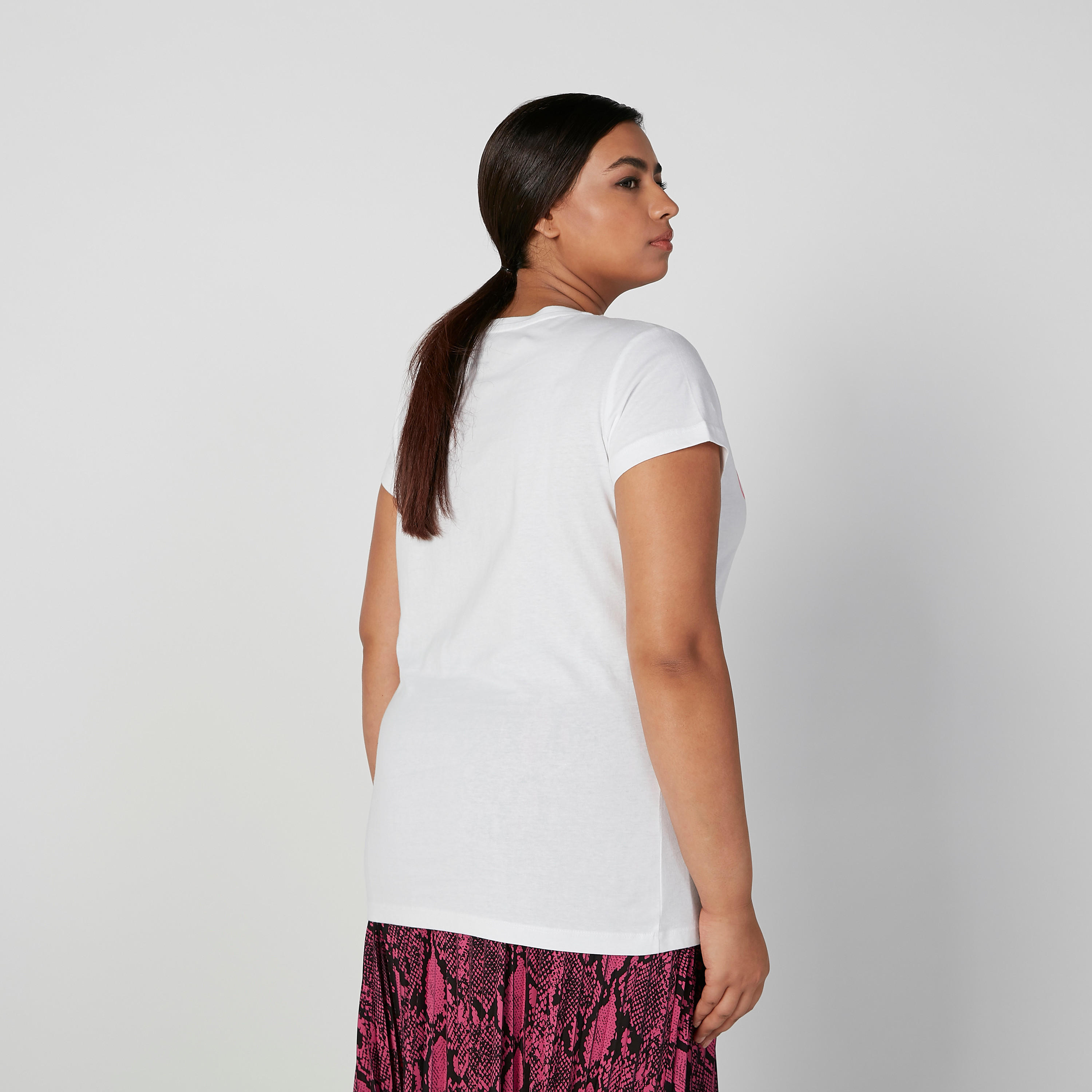 تيشيرت بطبعات وياقة مستديرة وأكمام قصيرة-women-clothing-tshirts-image-1