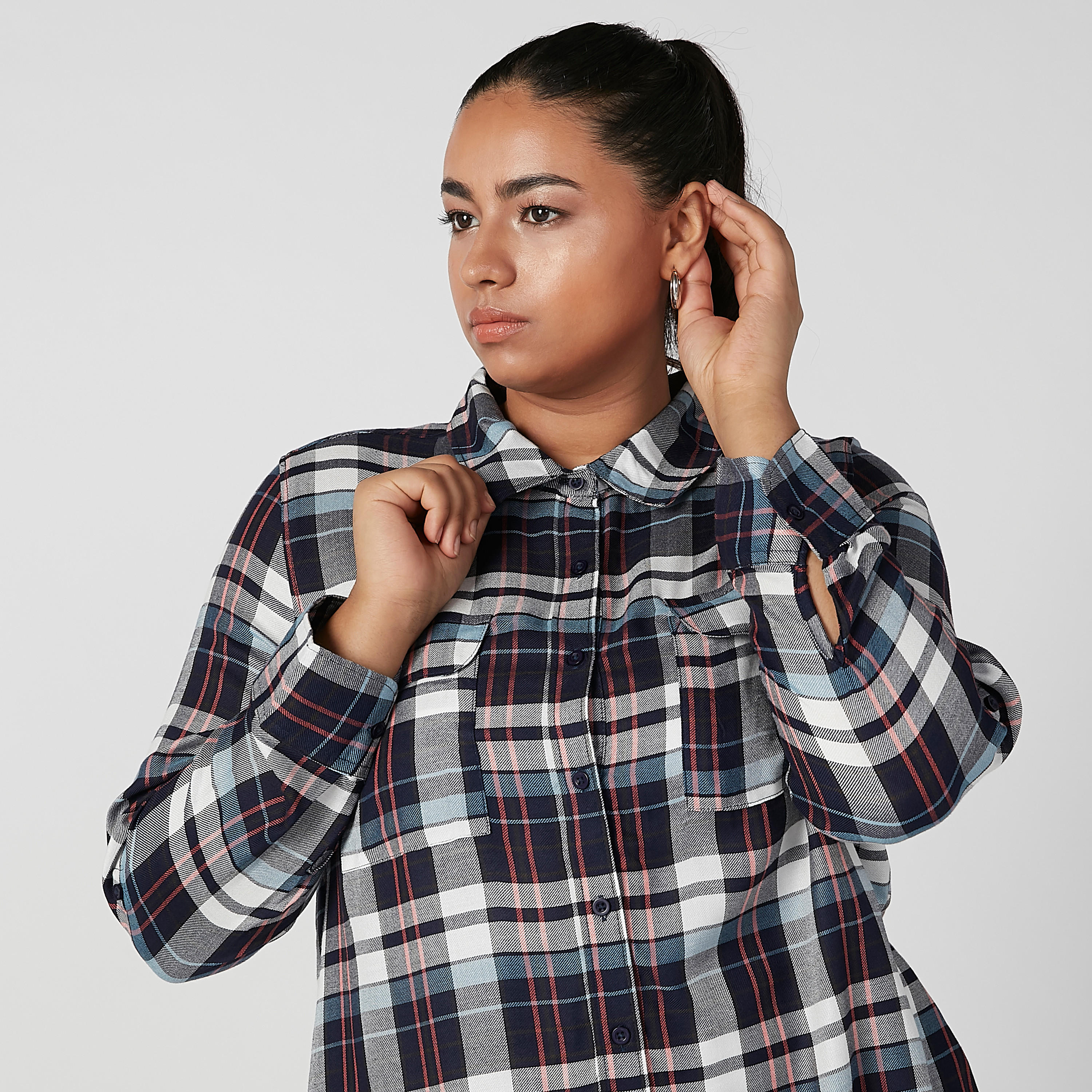 قميص مستدام كاروهات بأكمام طويلة وجيوب بطيّة-women-clothing-shirtsandblouses-blouses-image-3