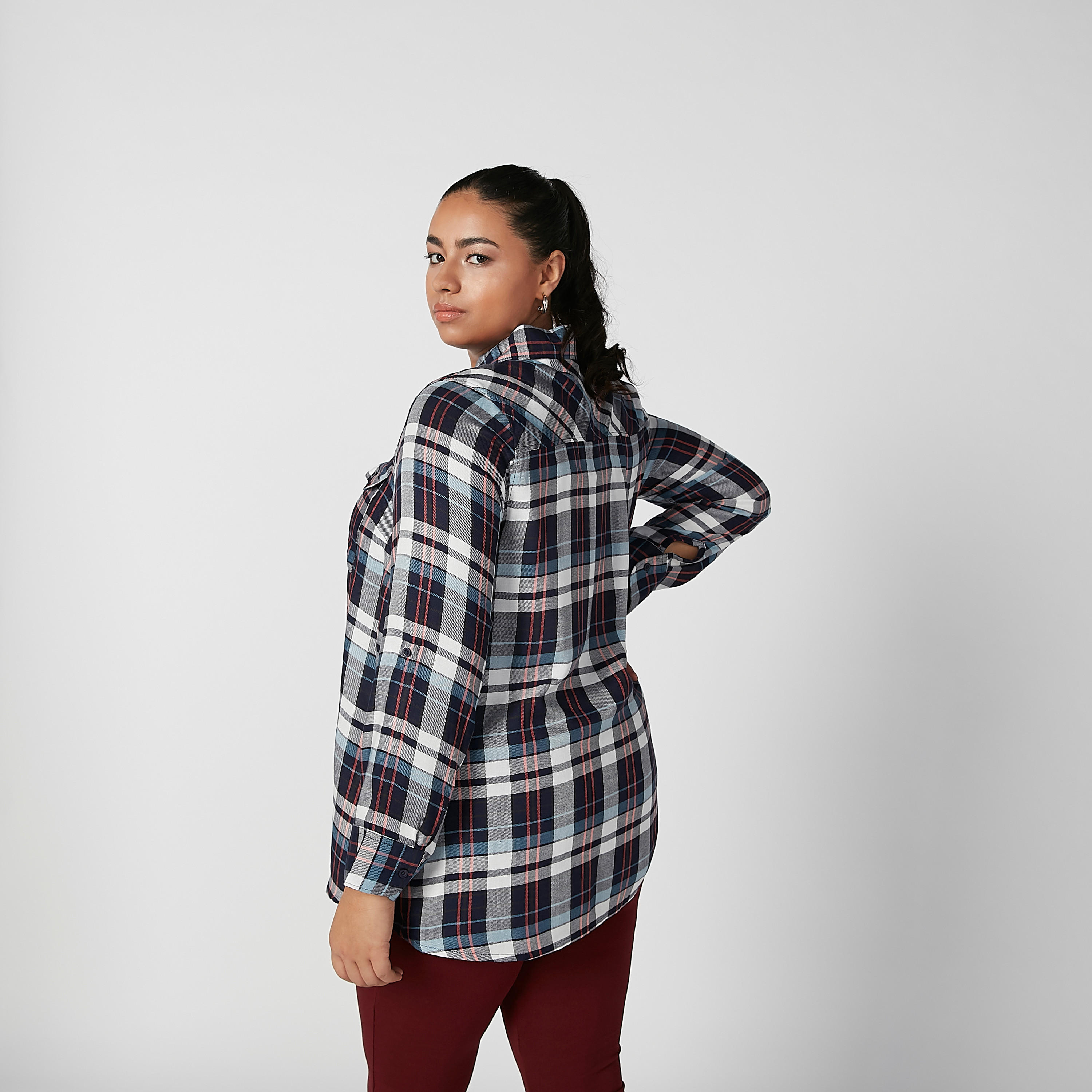 قميص مستدام كاروهات بأكمام طويلة وجيوب بطيّة-women-clothing-shirtsandblouses-blouses-image-4