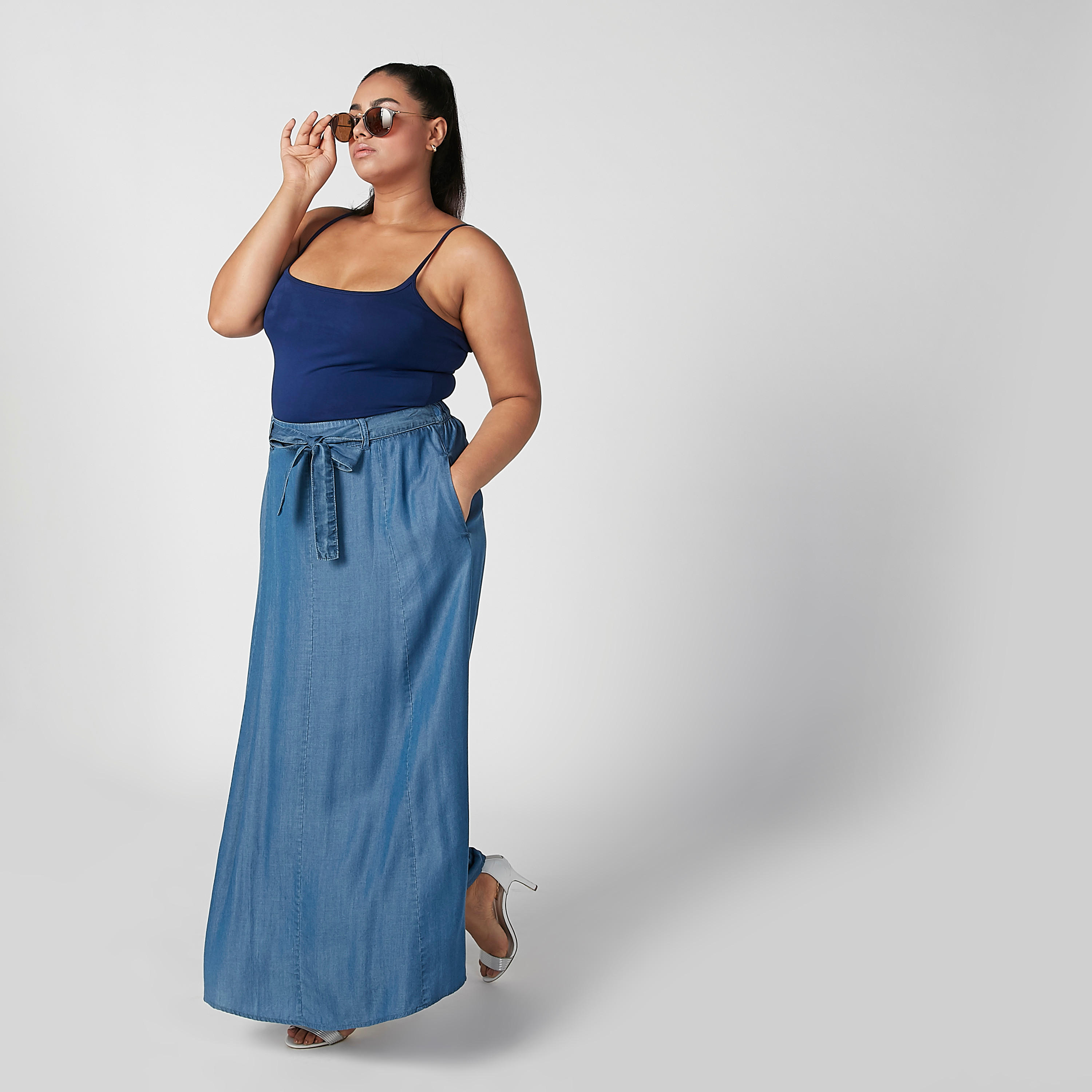 تنورة مستدامة ماكسي دينم بجيوب وأربطة-women-clothing-bottoms-skirts-image-2