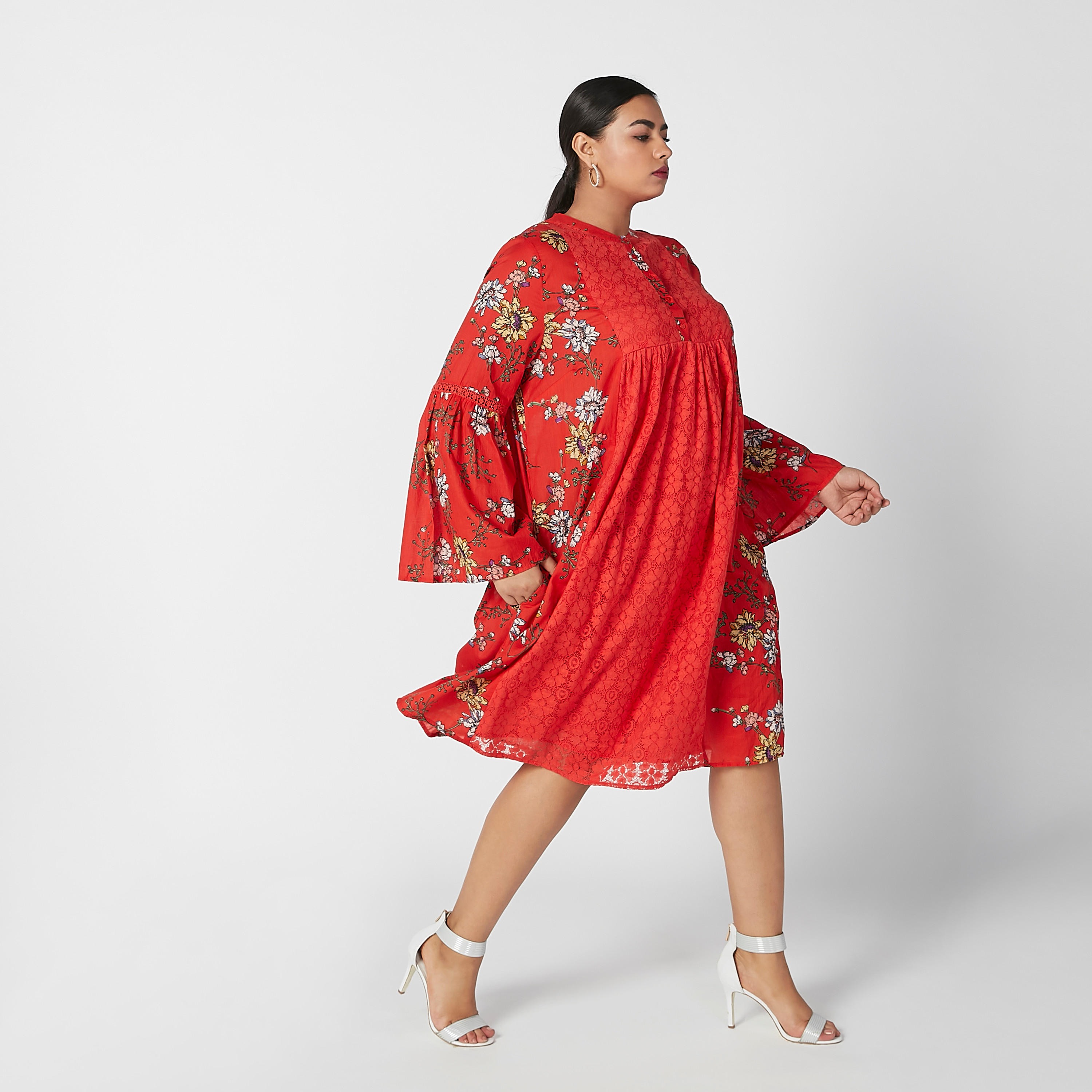 فستان بياقة ماندارين وأكمام جرس وتفاصيل دانتيل-women-clothing-dresses-image-1