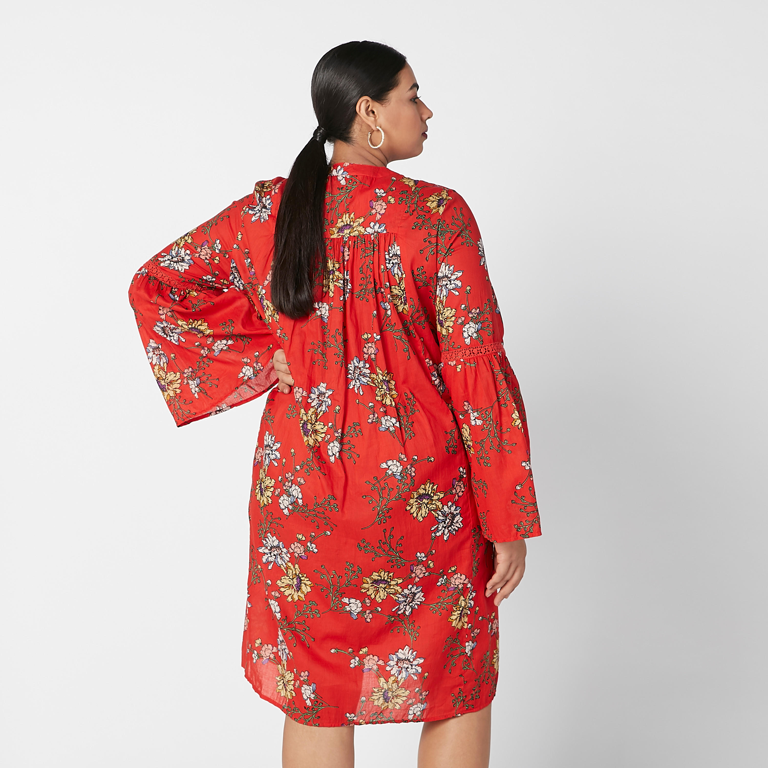 فستان بياقة ماندارين وأكمام جرس وتفاصيل دانتيل-women-clothing-dresses-image-3