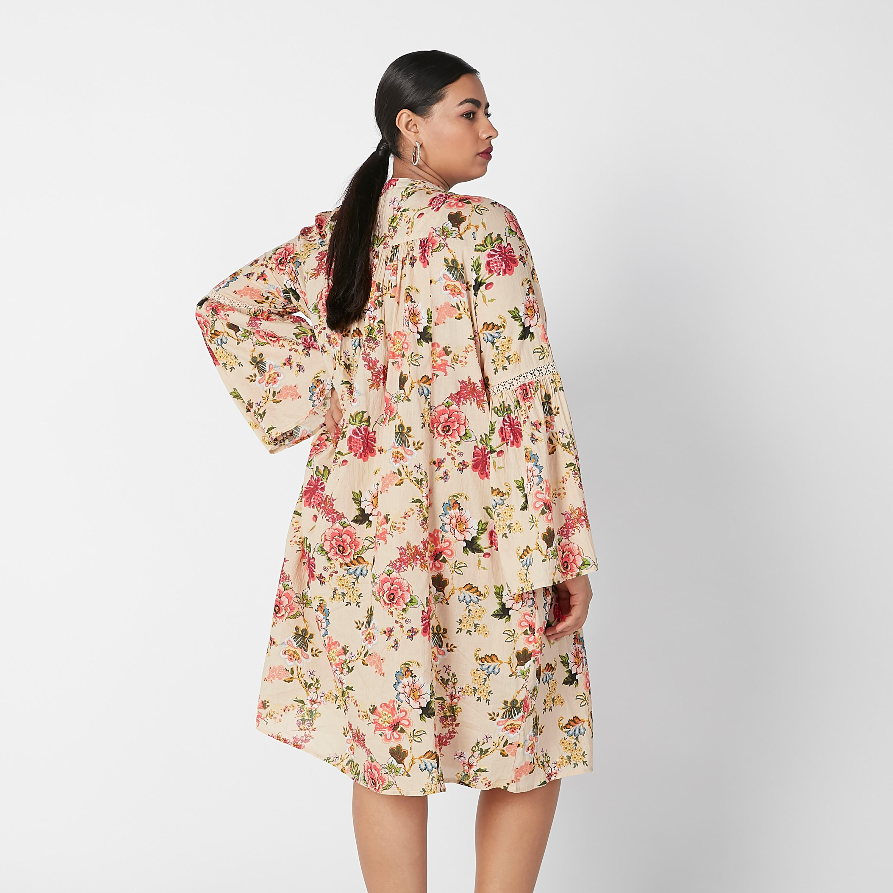 فستان بياقة ماندارين وأكمام جرس وطبعات زهرية-women-clothing-dresses-image-4