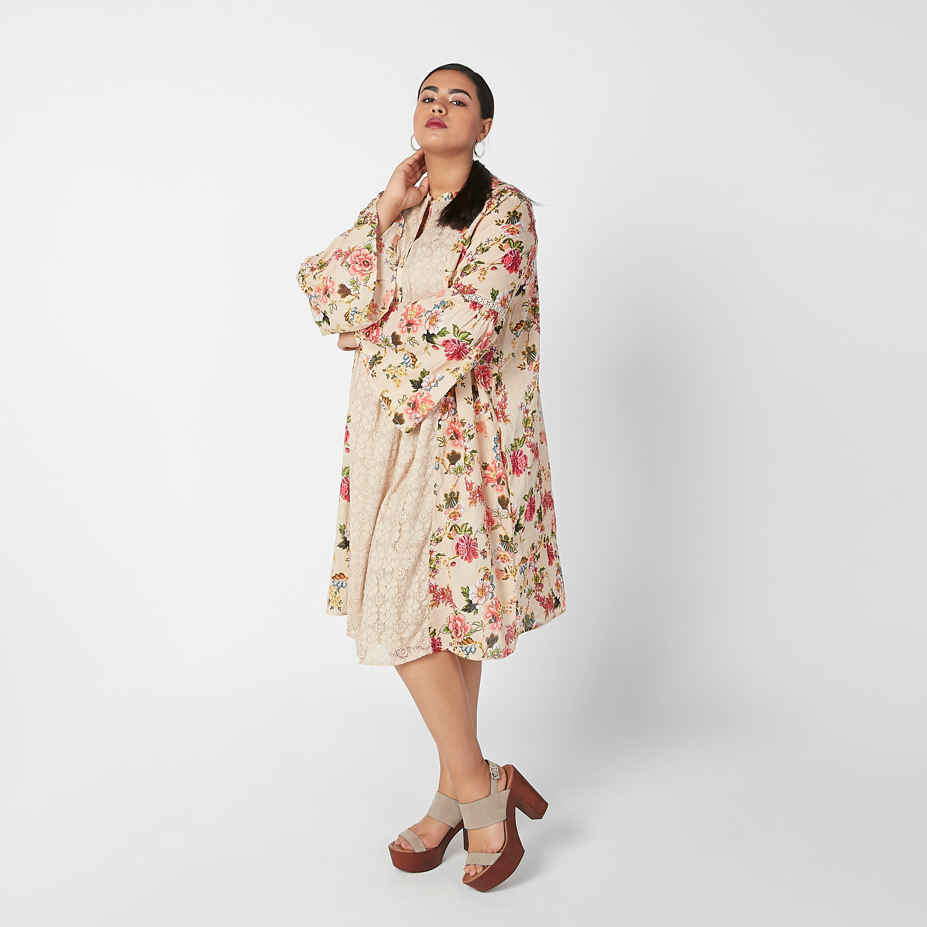 فستان بياقة ماندارين وأكمام جرس وطبعات زهرية-women-clothing-dresses-image-5