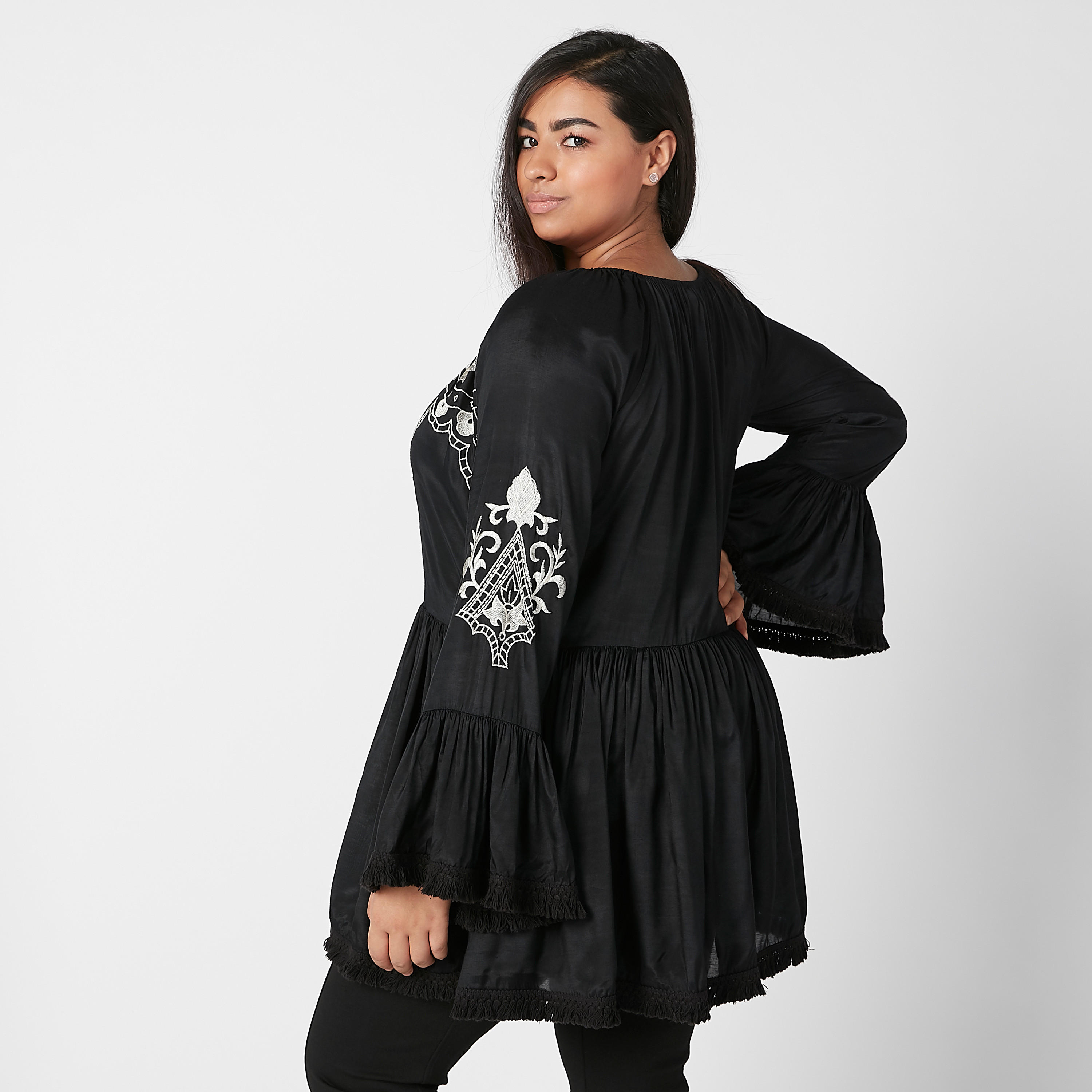 بلوزة مطرزة بياقة مستديرة وأكمام عريضة-women-clothing-shirtsandblouses-blouses-image-2