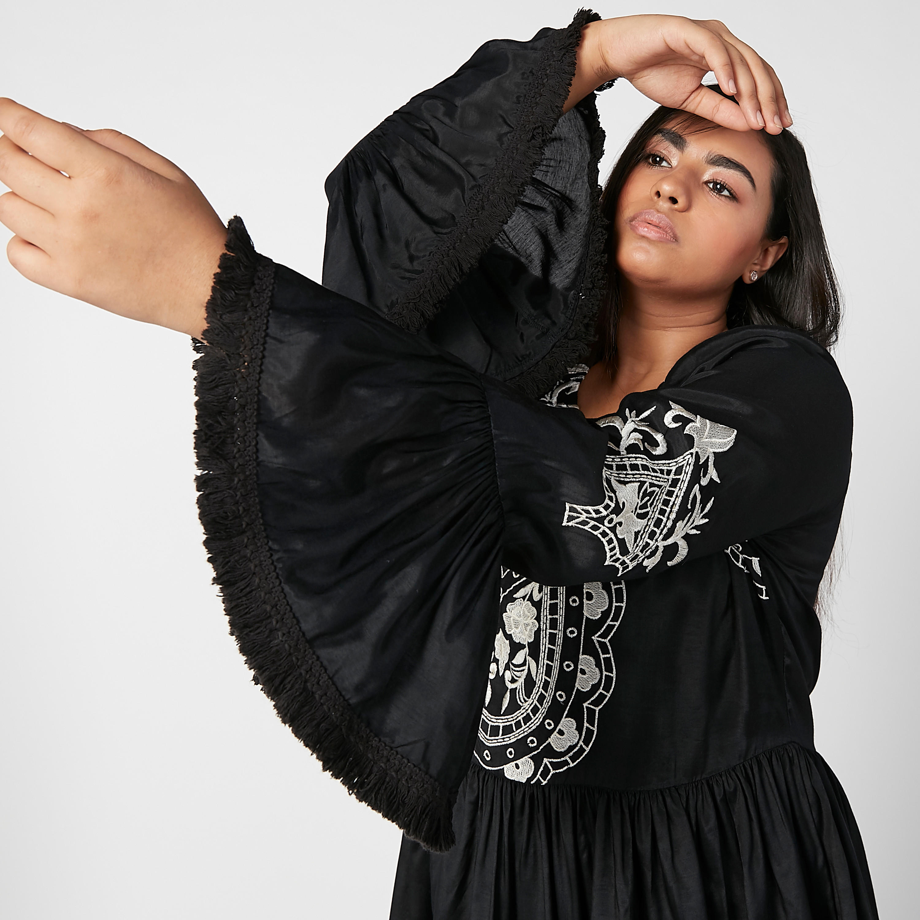 بلوزة مطرزة بياقة مستديرة وأكمام عريضة-women-clothing-shirtsandblouses-blouses-image-4