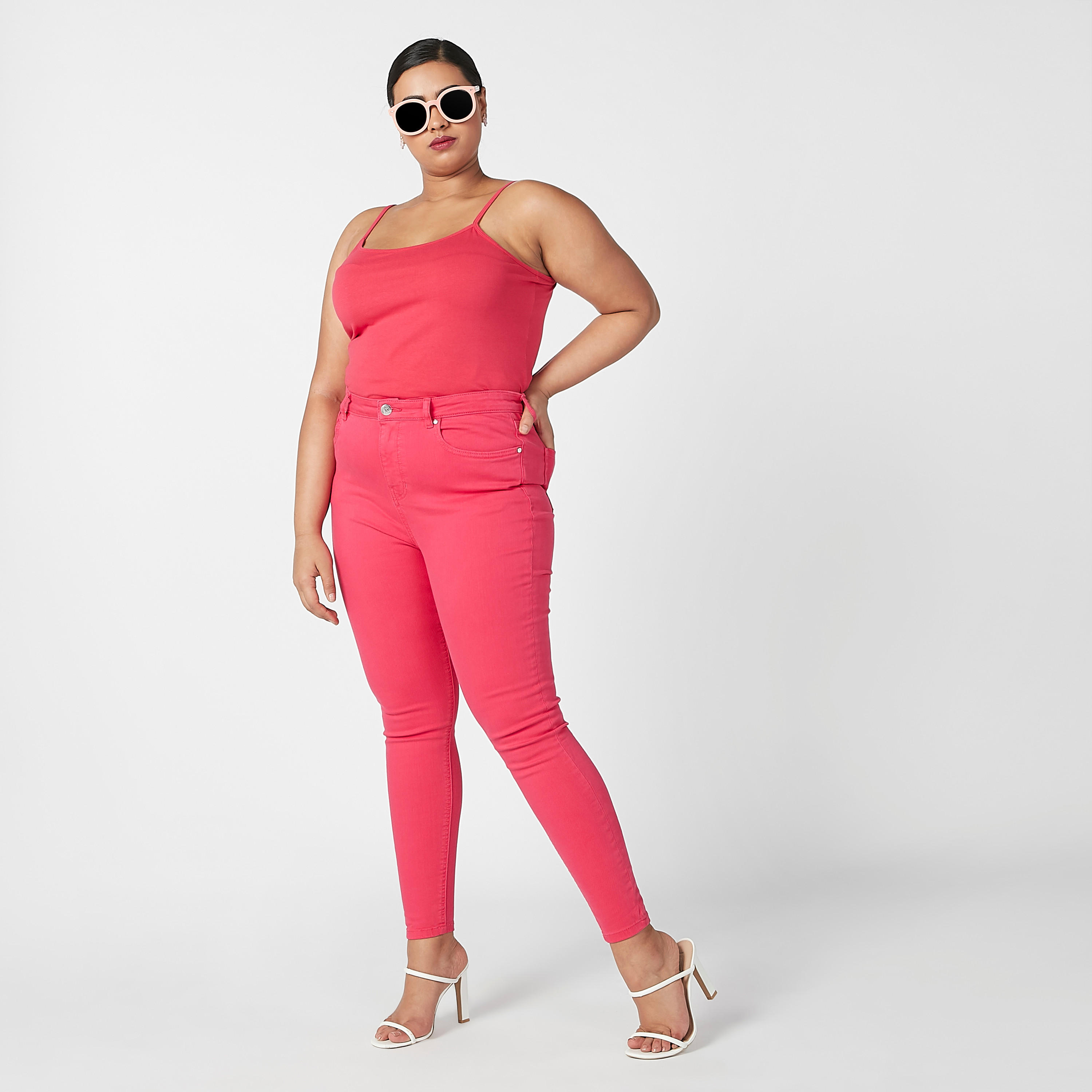 بلوزة كامي سادة بياقة عميقة وحمّالات رفيعة-women-clothing-tshirts-image-5