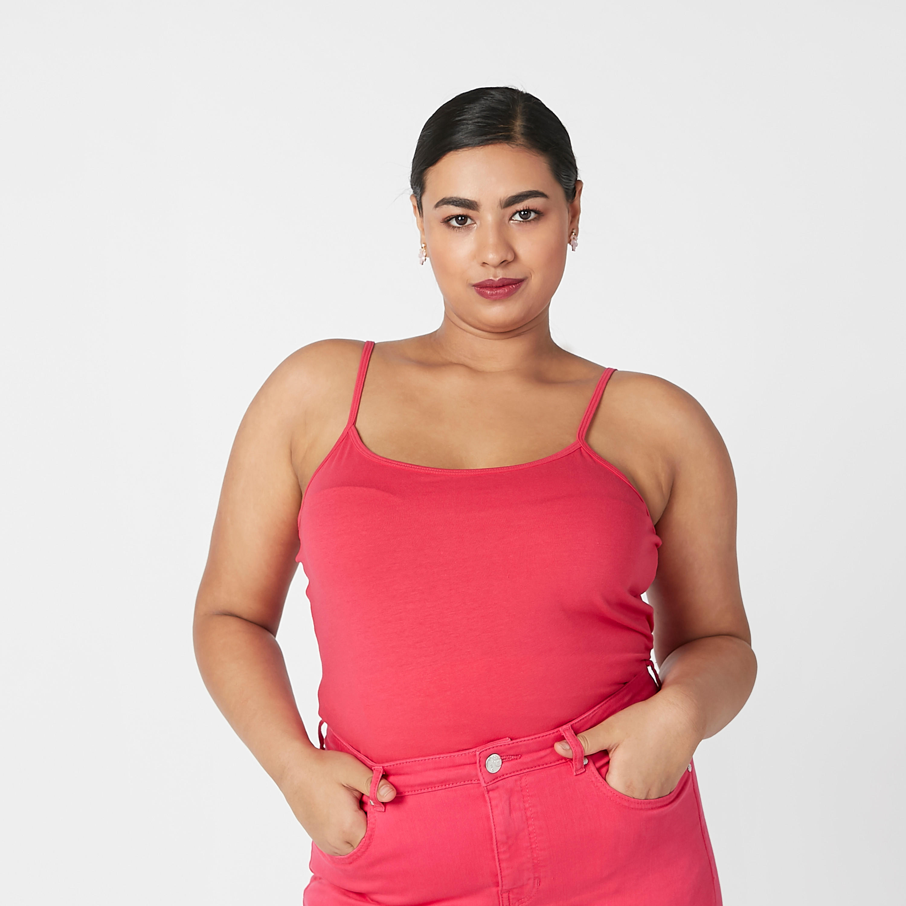 بلوزة كامي سادة بياقة عميقة وحمّالات رفيعة-women-clothing-tshirts-image-4