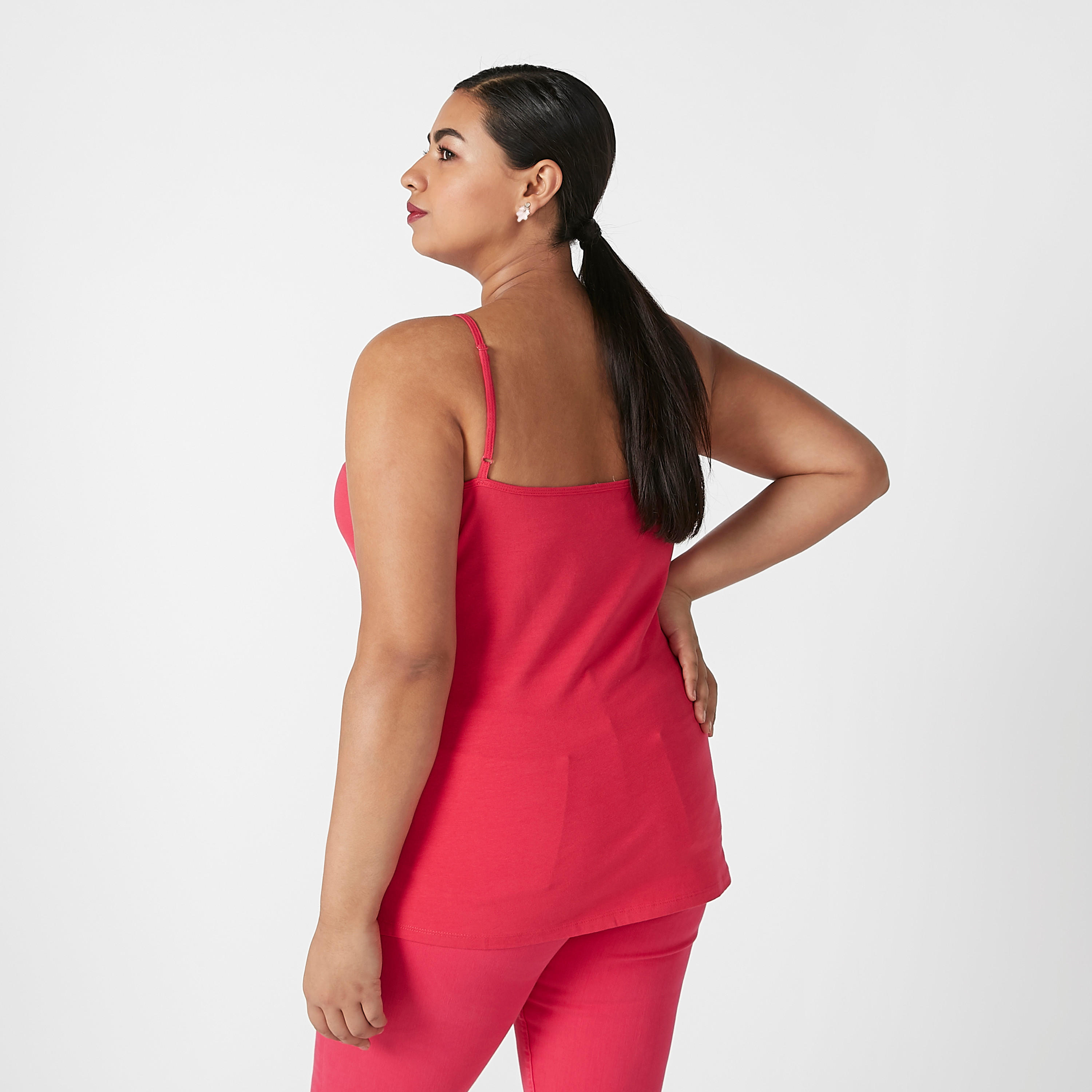 بلوزة كامي سادة بياقة عميقة وحمّالات رفيعة-women-clothing-tshirts-image-2
