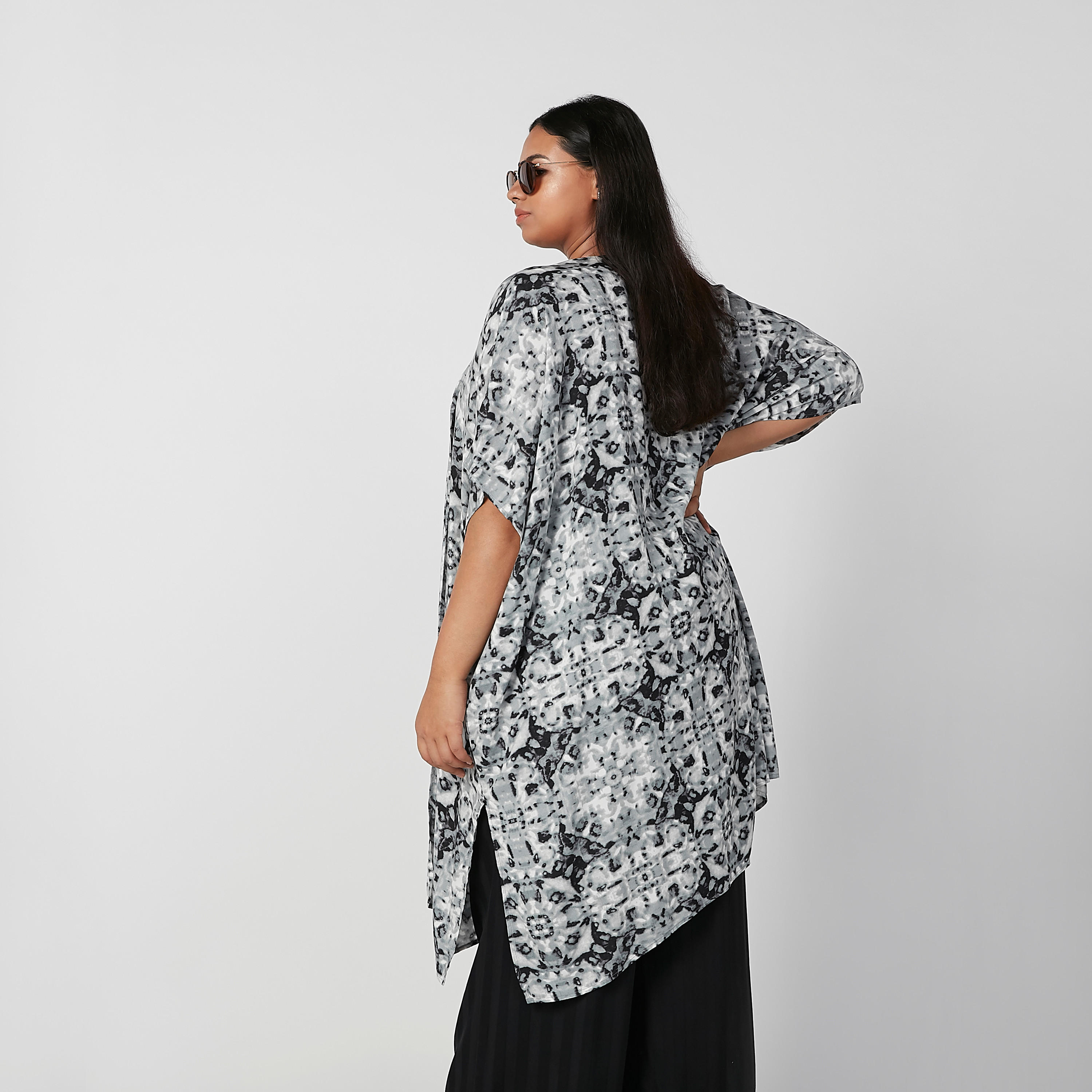 سترة طويلة بقصّة واسعة وأكمام متصلة وطبعات-women-winterwear-cardigansandjumpers-cardigans-image-5