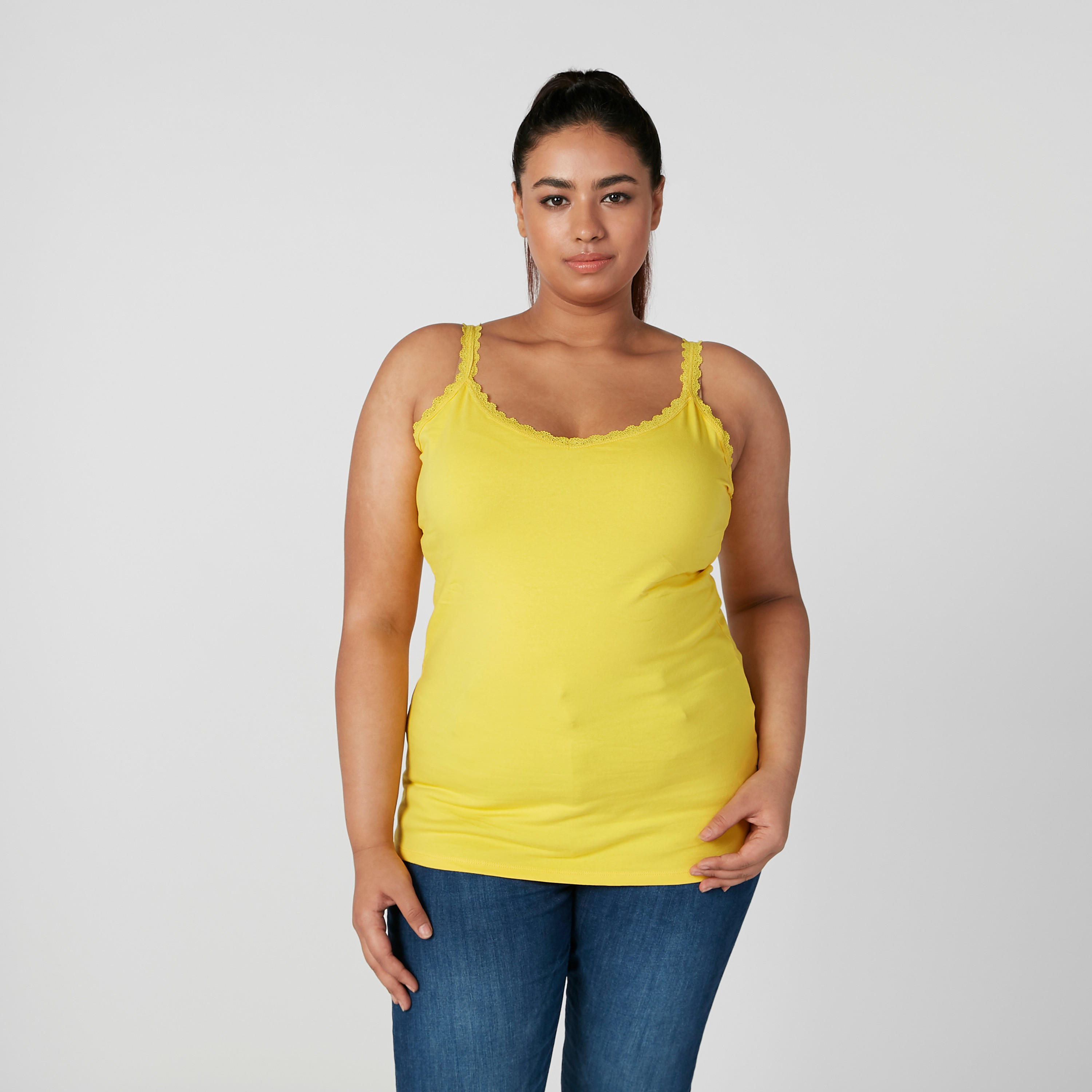 بلوزة كامي دون أكمام بياقة عميقة وتفاصيل دانتيل وحمّالة-women-clothing-tshirts-image-1