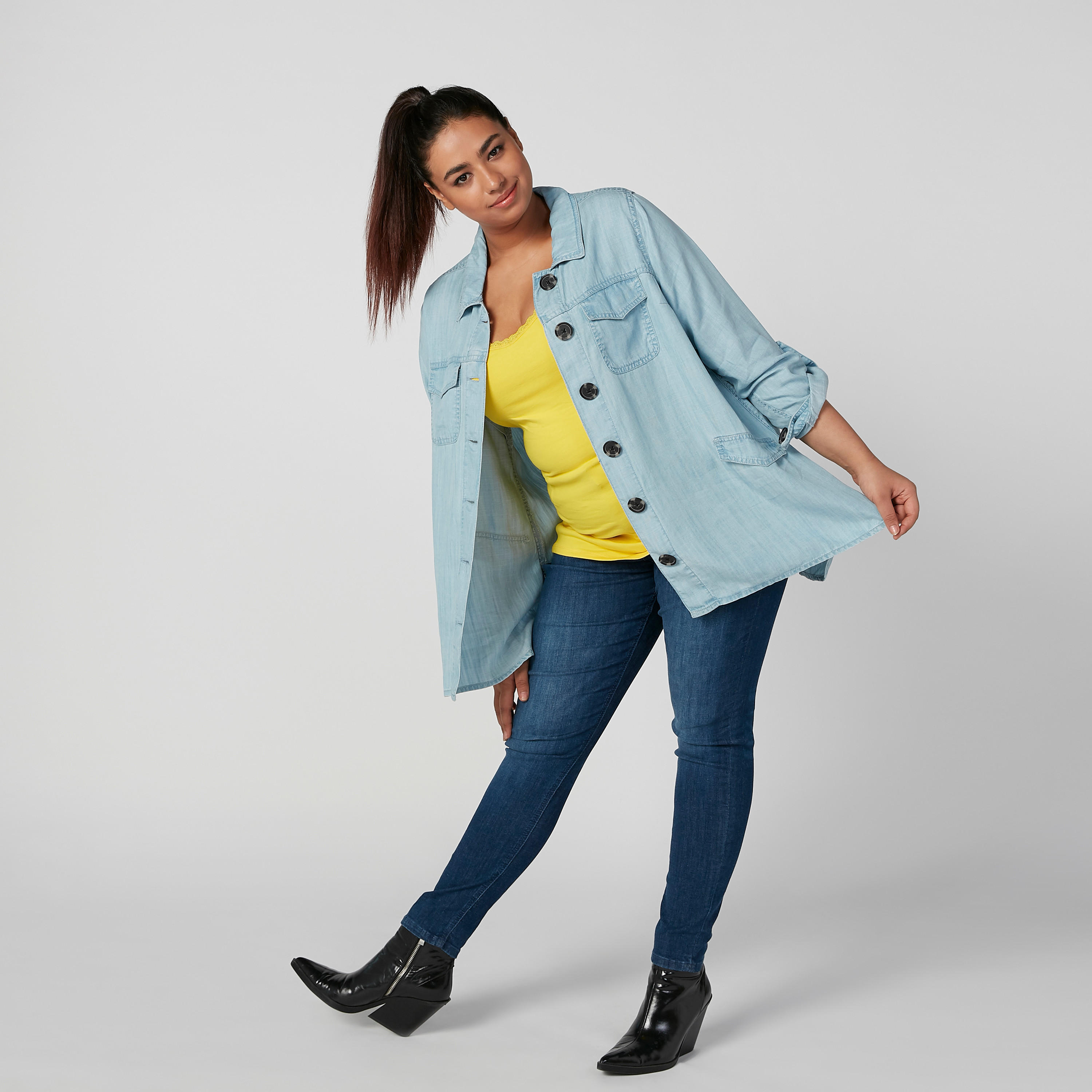 بلوزة كامي دون أكمام بياقة عميقة وتفاصيل دانتيل وحمّالة-women-clothing-tshirts-image-2