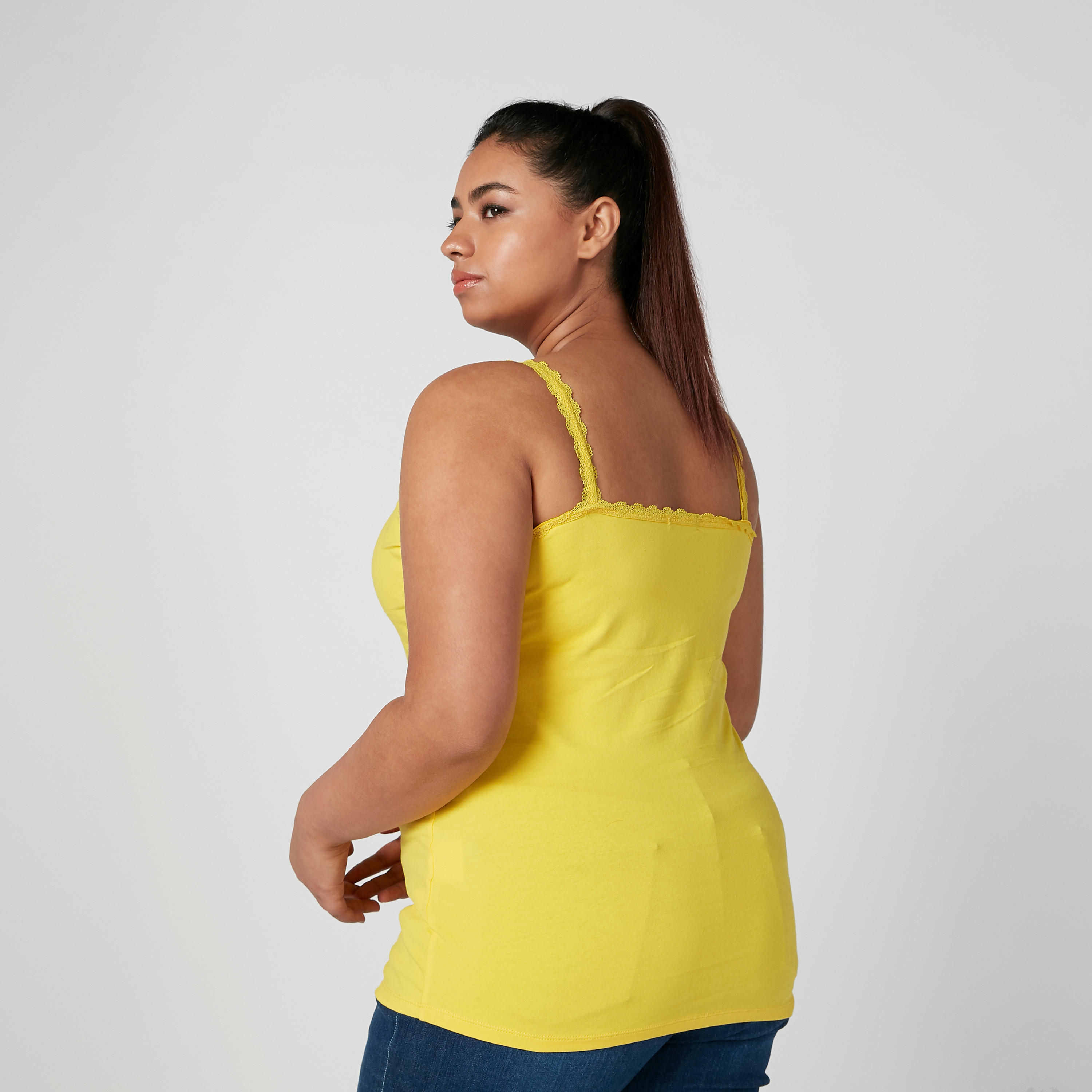 بلوزة كامي دون أكمام بياقة عميقة وتفاصيل دانتيل وحمّالة-women-clothing-tshirts-image-4