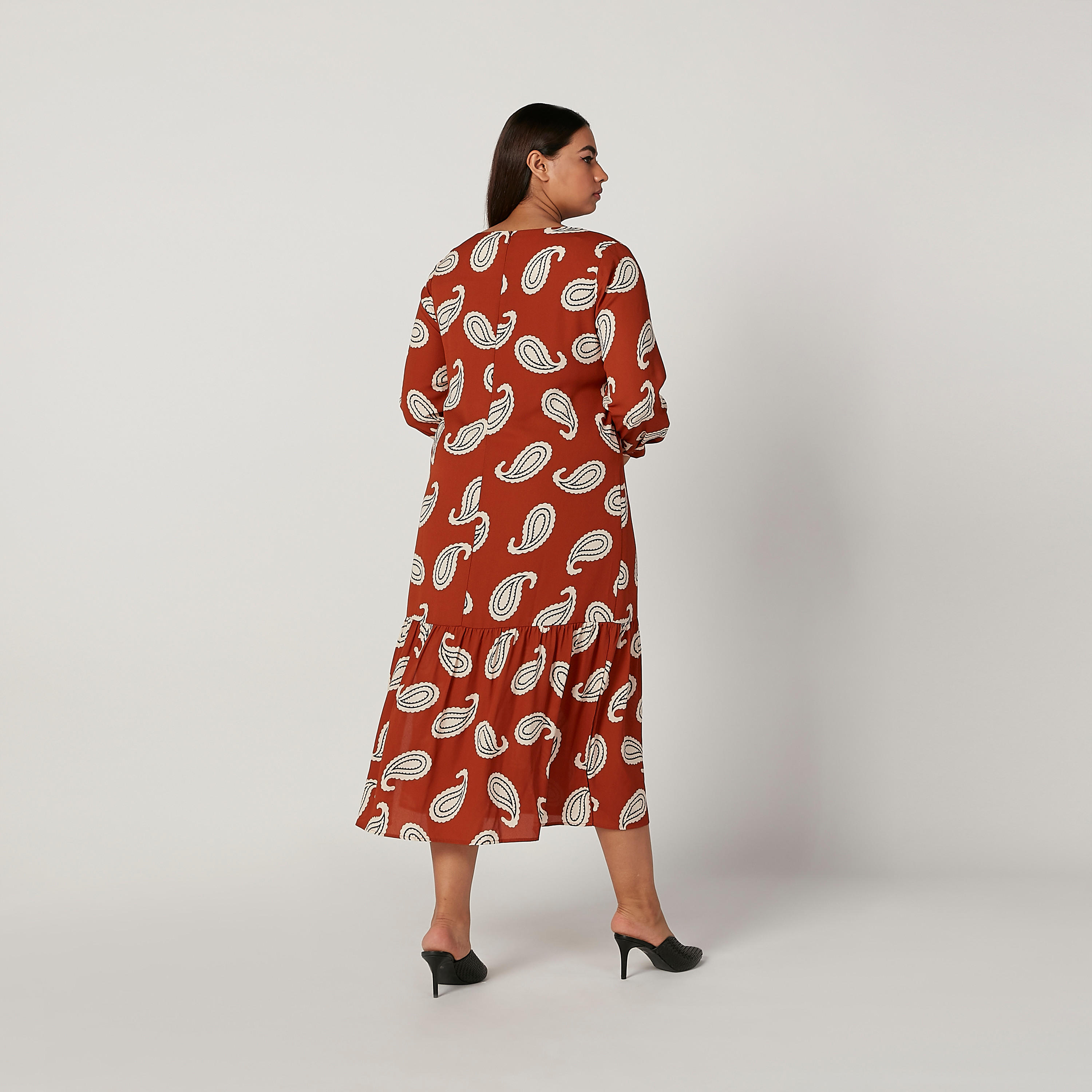 فستان ميدي إيه لاين بياقة مستديرة وأكمام طويلة وطبعات بيزلي-women-clothing-dresses-image-4