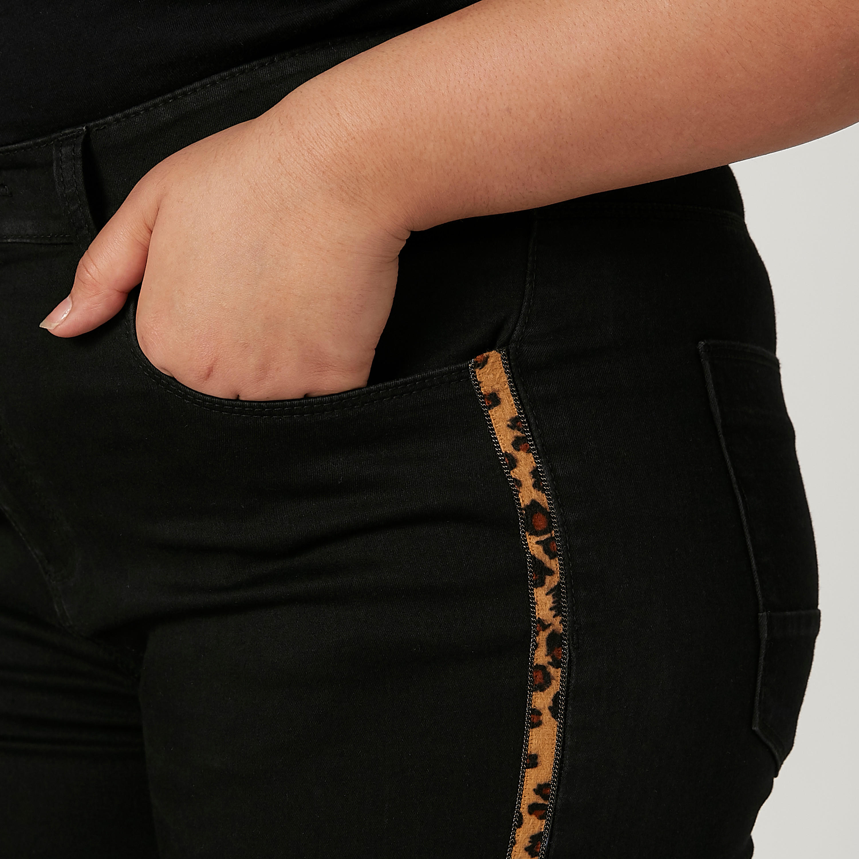 بنطلون جينز بخصر متوسط الارتفاع وشريطة بطبعات حيوانات-women-clothing-bottoms-jeans-image-3