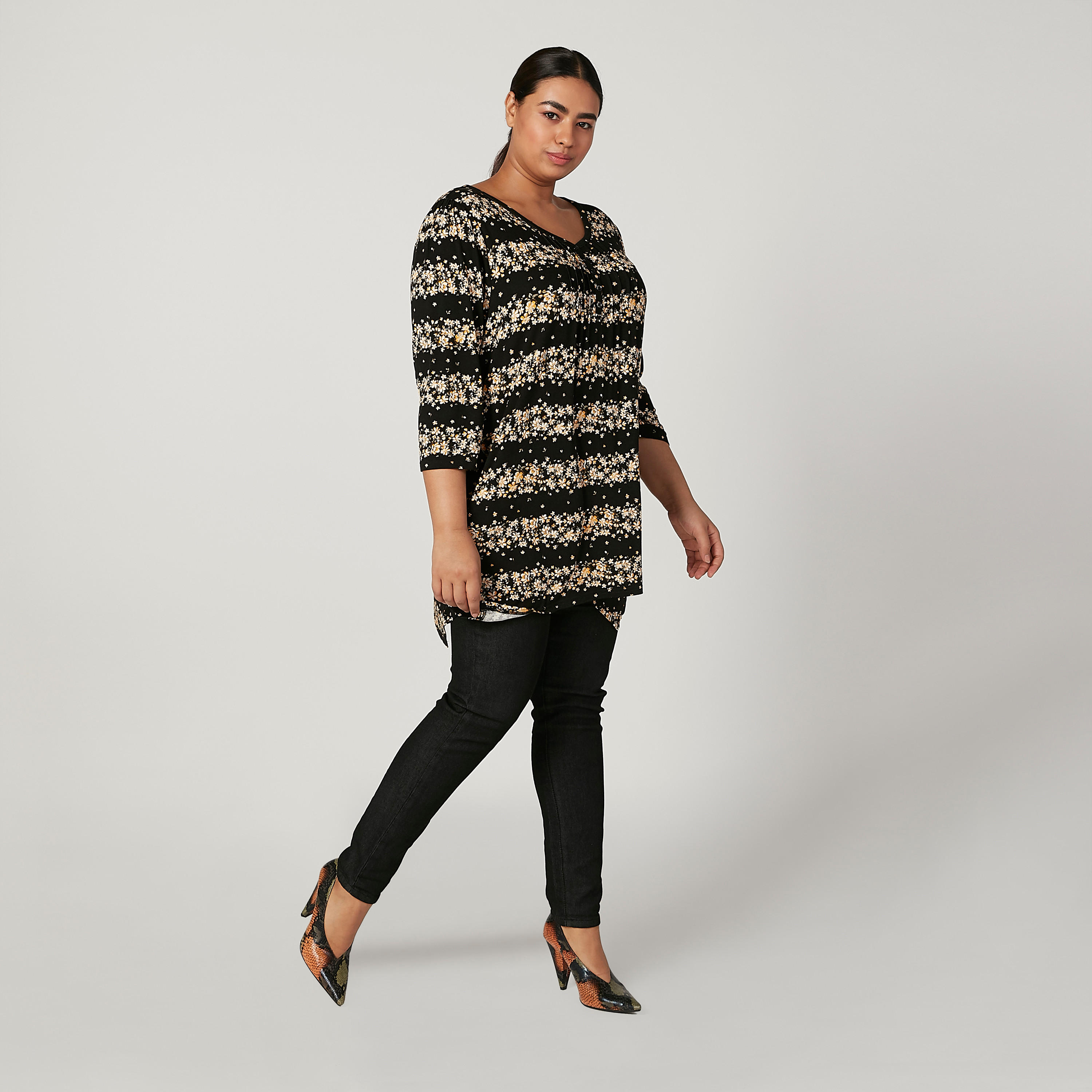 تيشيرت بقصّة واسعة وياقة V وأكمام 4/3 وطبعات زهرية-women-clothing-tshirts-image-2