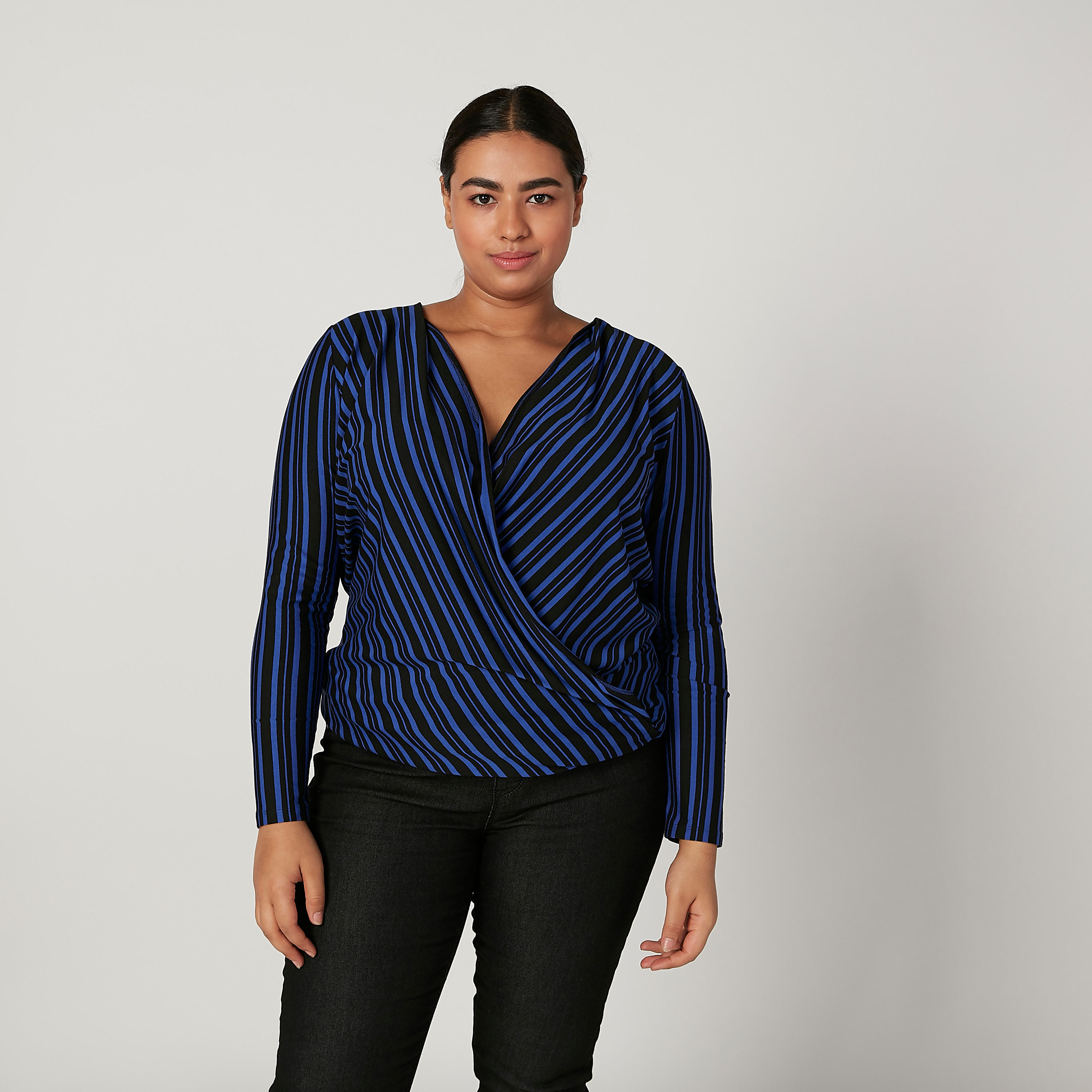 بلوزة مقلّمة بياقة V وأكمام طويلة-women-clothing-shirtsandblouses-blouses-image-4
