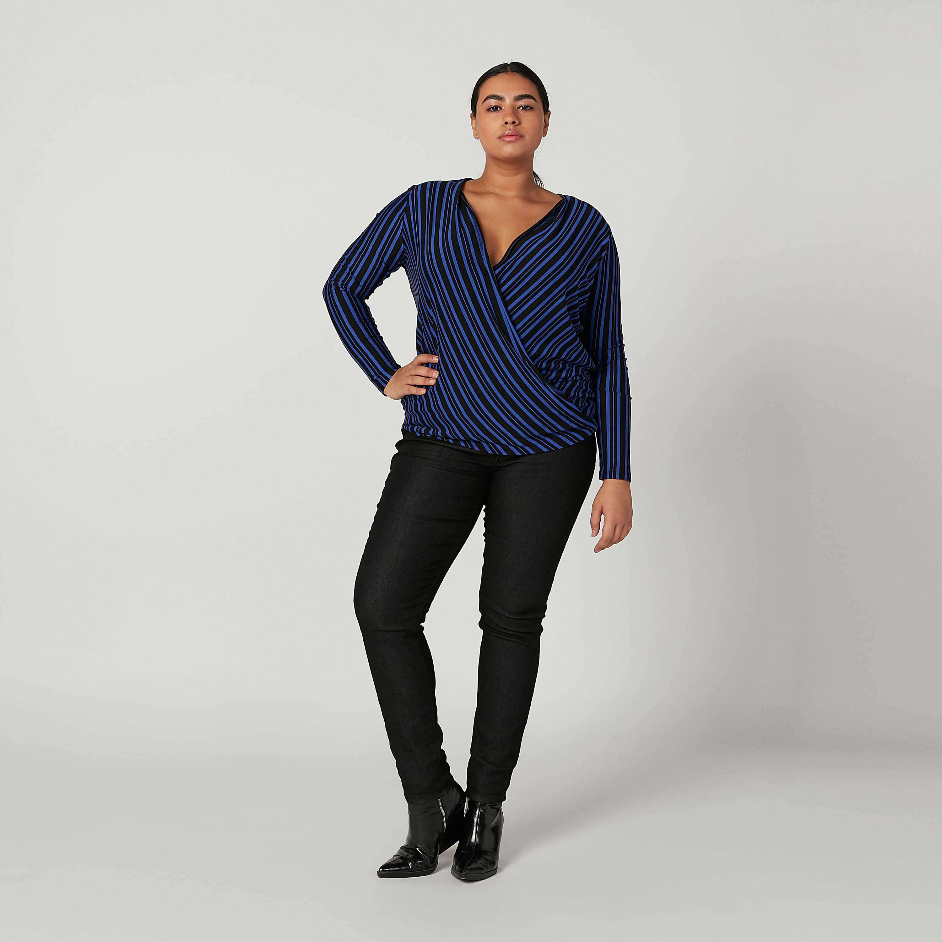 بلوزة مقلّمة بياقة V وأكمام طويلة-women-clothing-shirtsandblouses-blouses-image-3