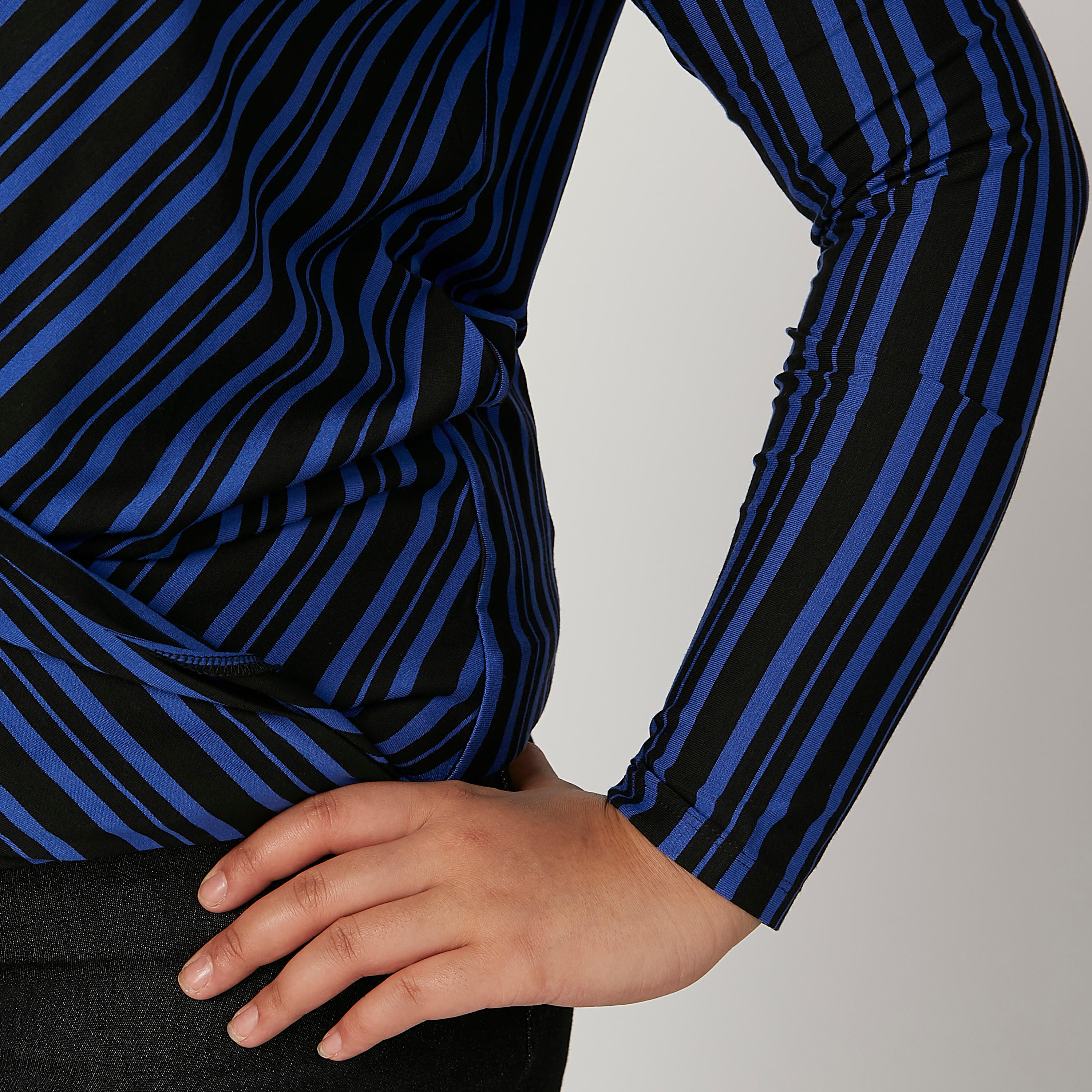 بلوزة مقلّمة بياقة V وأكمام طويلة-women-clothing-shirtsandblouses-blouses-image-2