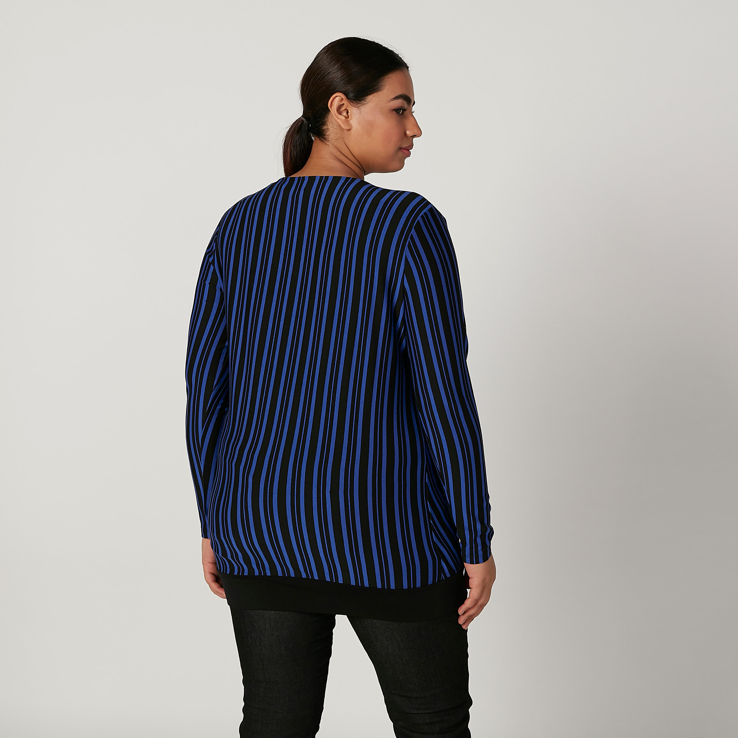 بلوزة مقلّمة بياقة V وأكمام طويلة-women-clothing-shirtsandblouses-blouses-image-1