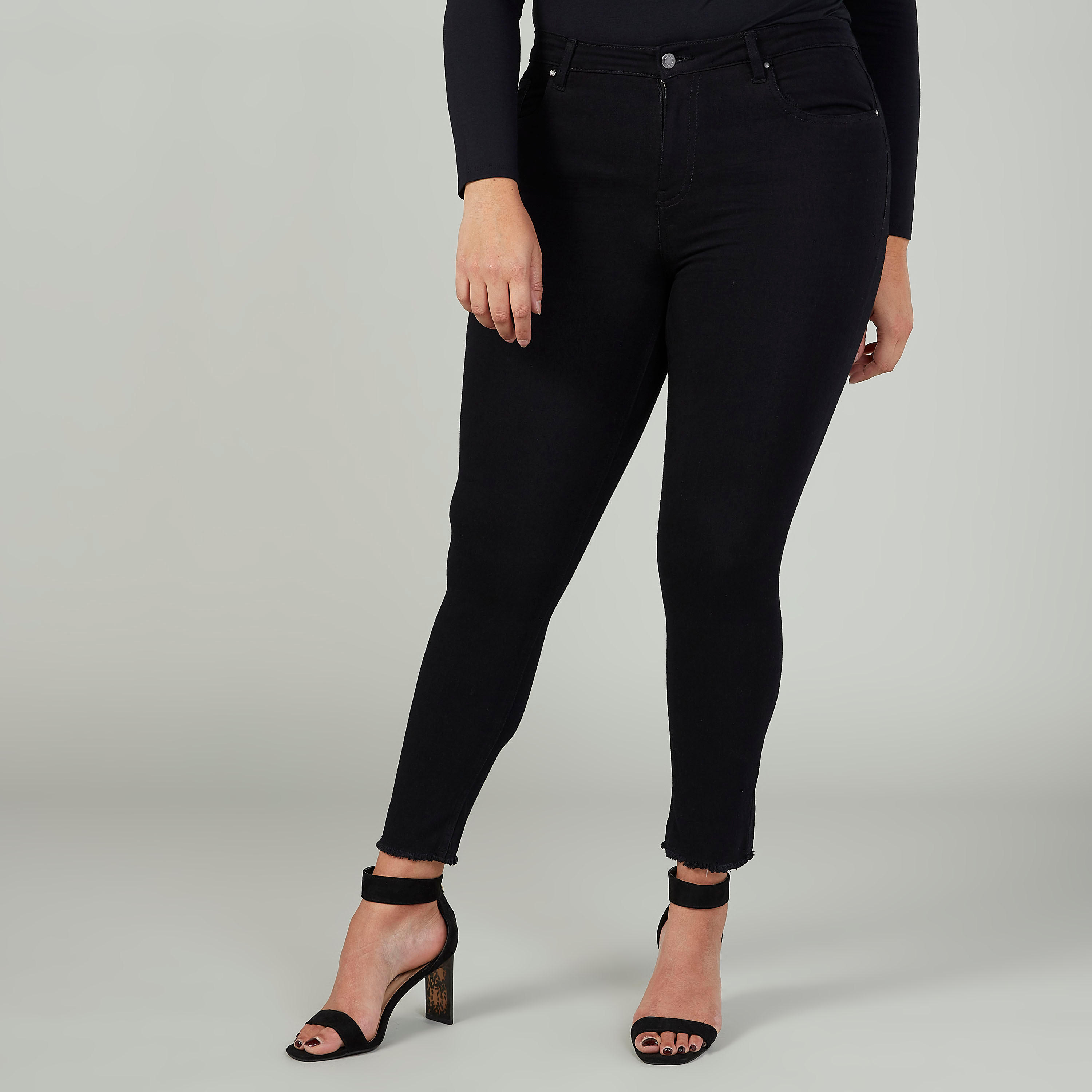 بنطلون جينز سادة بخصر متوسط الارتفاع وجيوب وأطراف مهدّبة-women-clothing-bottoms-jeans-image-1