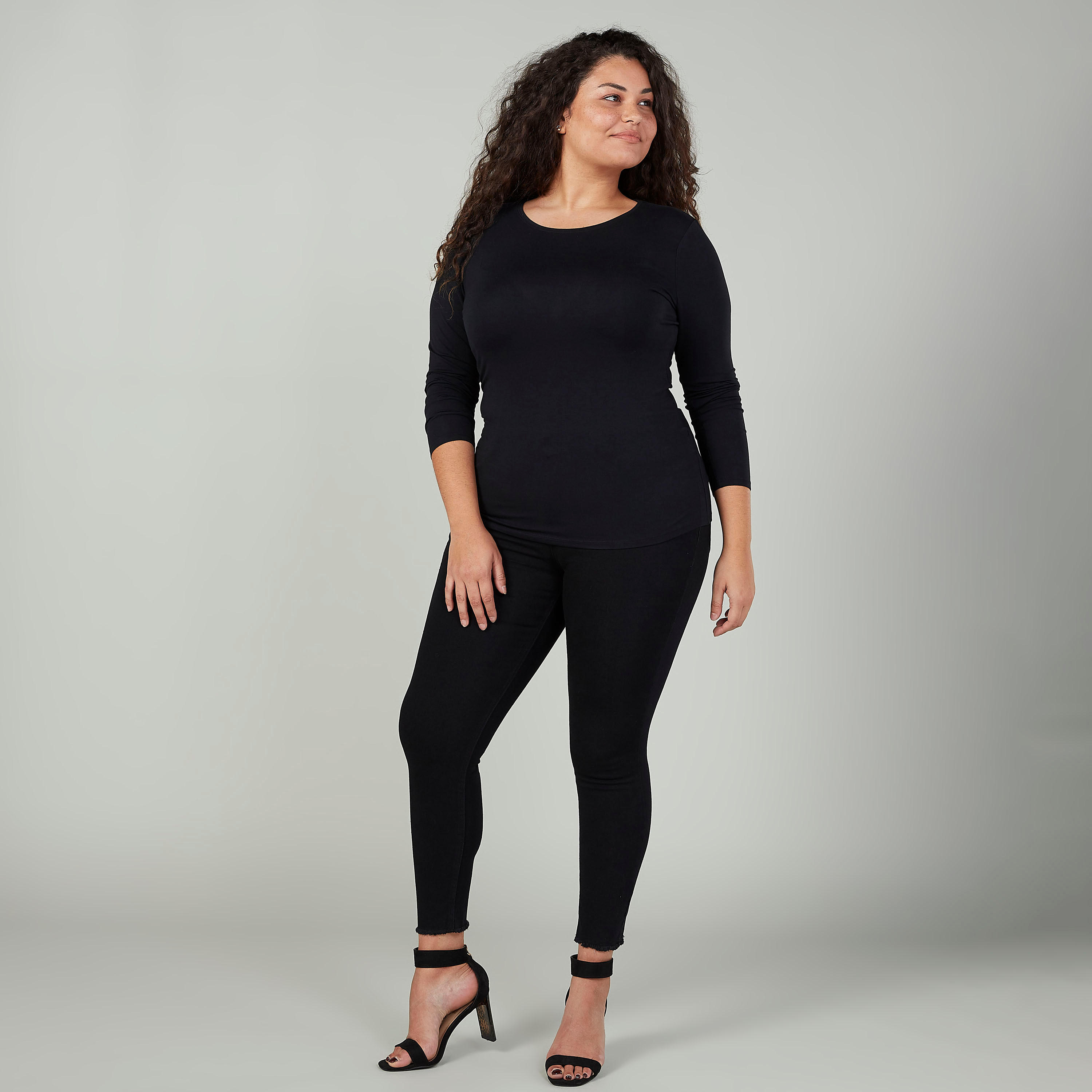 بنطلون جينز سادة بخصر متوسط الارتفاع وجيوب وأطراف مهدّبة-women-clothing-bottoms-jeans-image-2