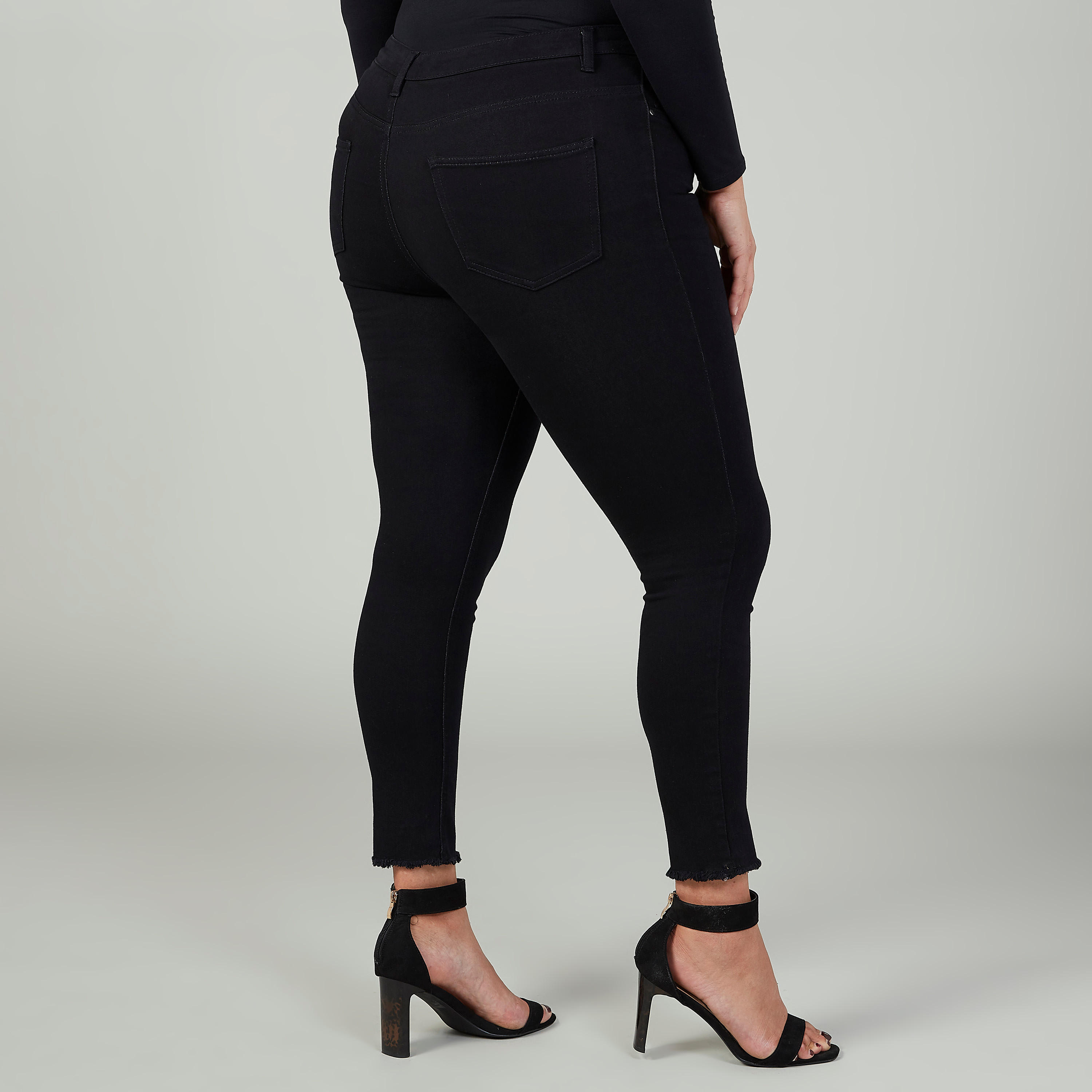 بنطلون جينز سادة بخصر متوسط الارتفاع وجيوب وأطراف مهدّبة-women-clothing-bottoms-jeans-image-4