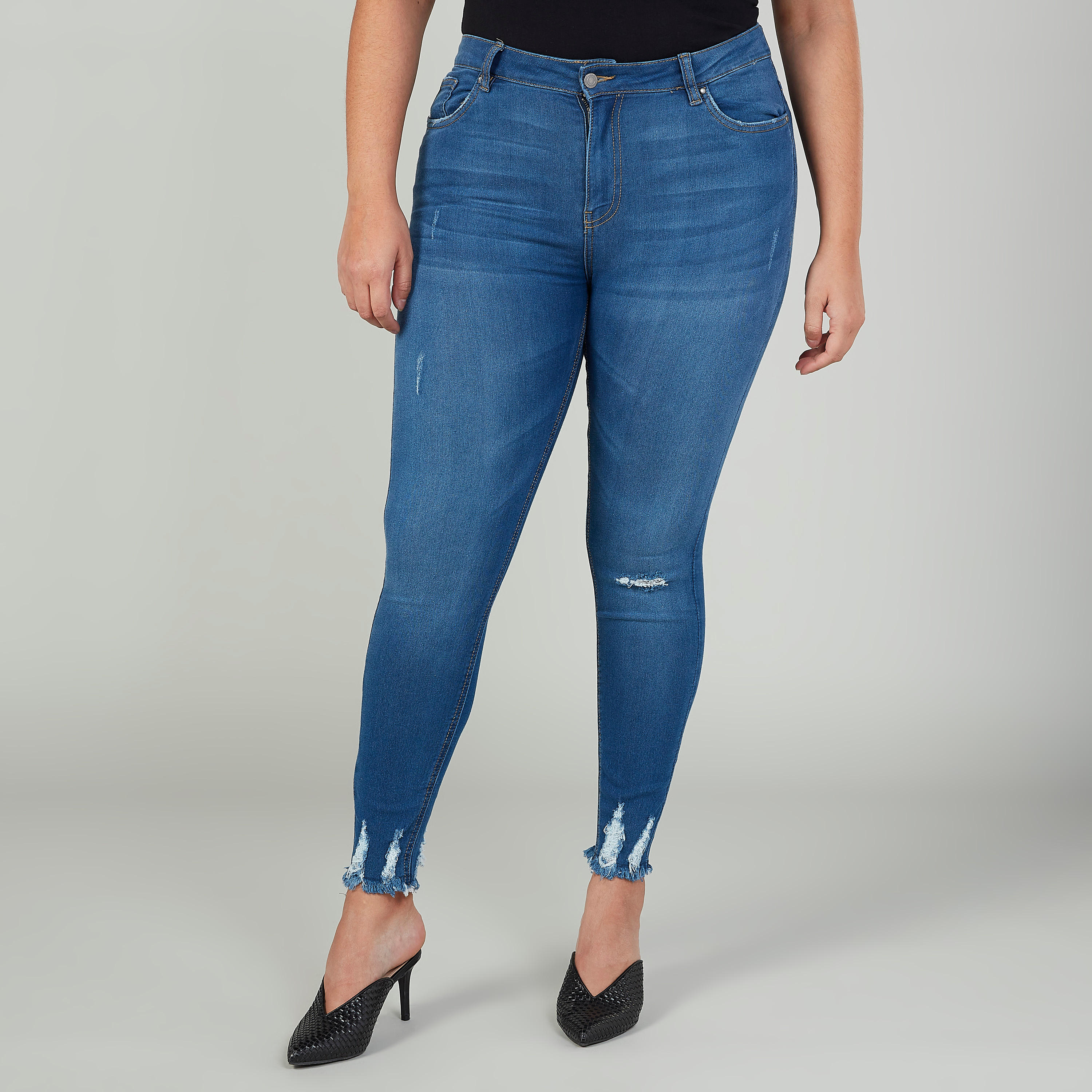 بنطلون جينز بخصر متوسط الارتفاع وحوّاف مهدّبة-women-clothing-bottoms-jeans-image-4