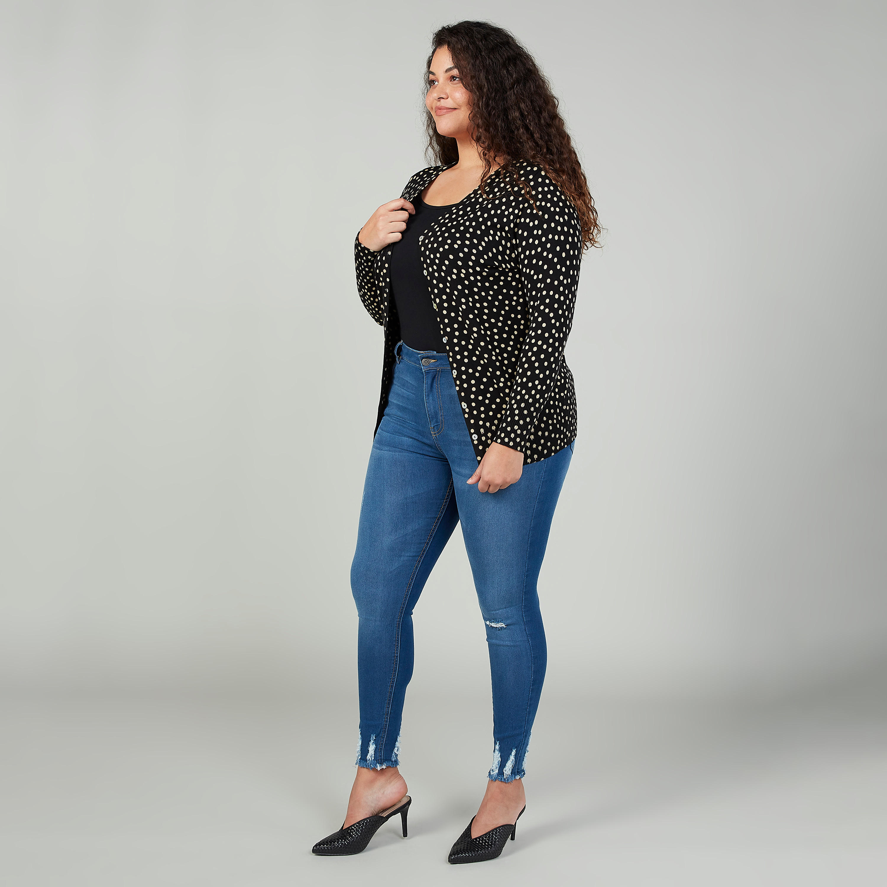 بنطلون جينز بخصر متوسط الارتفاع وحوّاف مهدّبة-women-clothing-bottoms-jeans-image-3