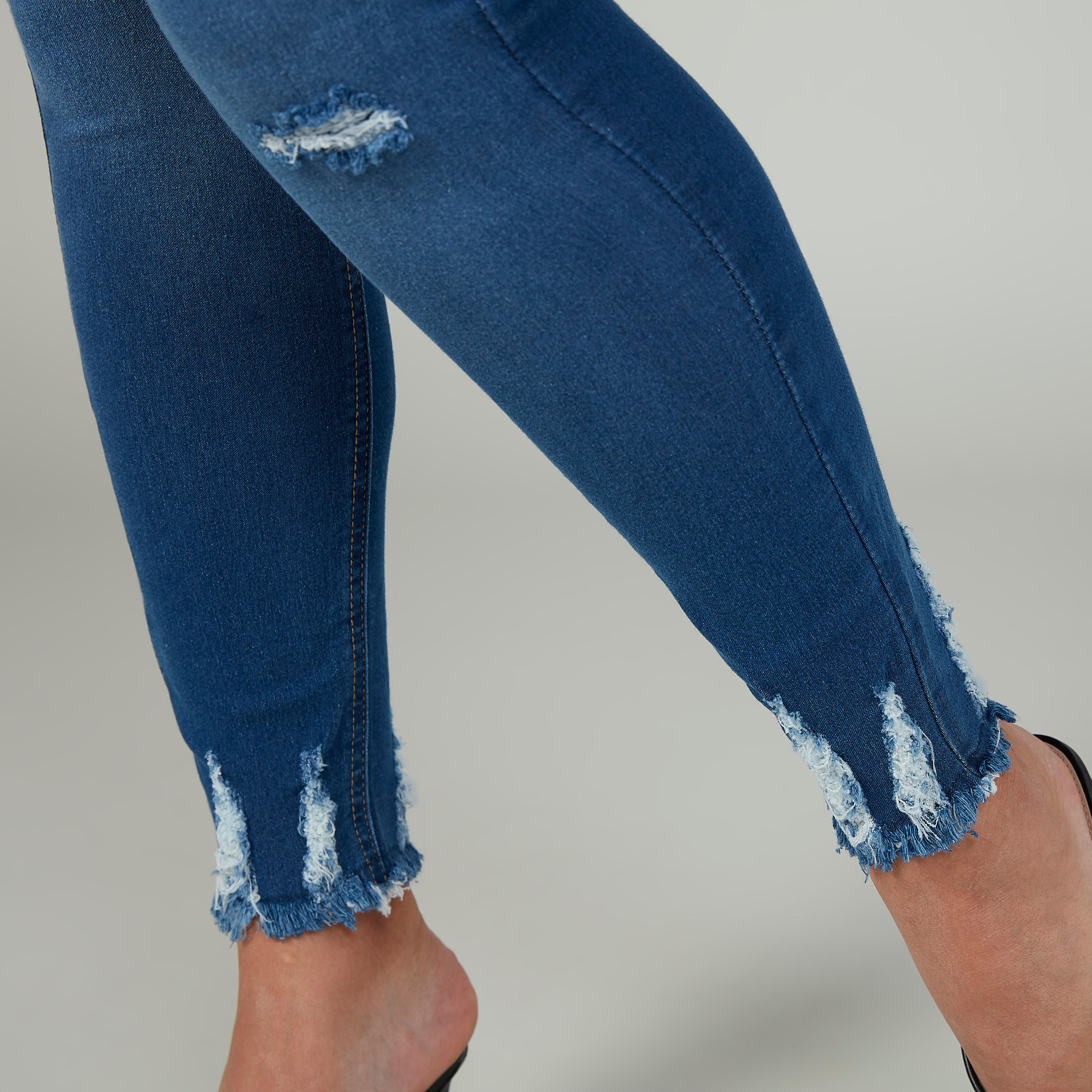 بنطلون جينز بخصر متوسط الارتفاع وحوّاف مهدّبة-women-clothing-bottoms-jeans-image-2
