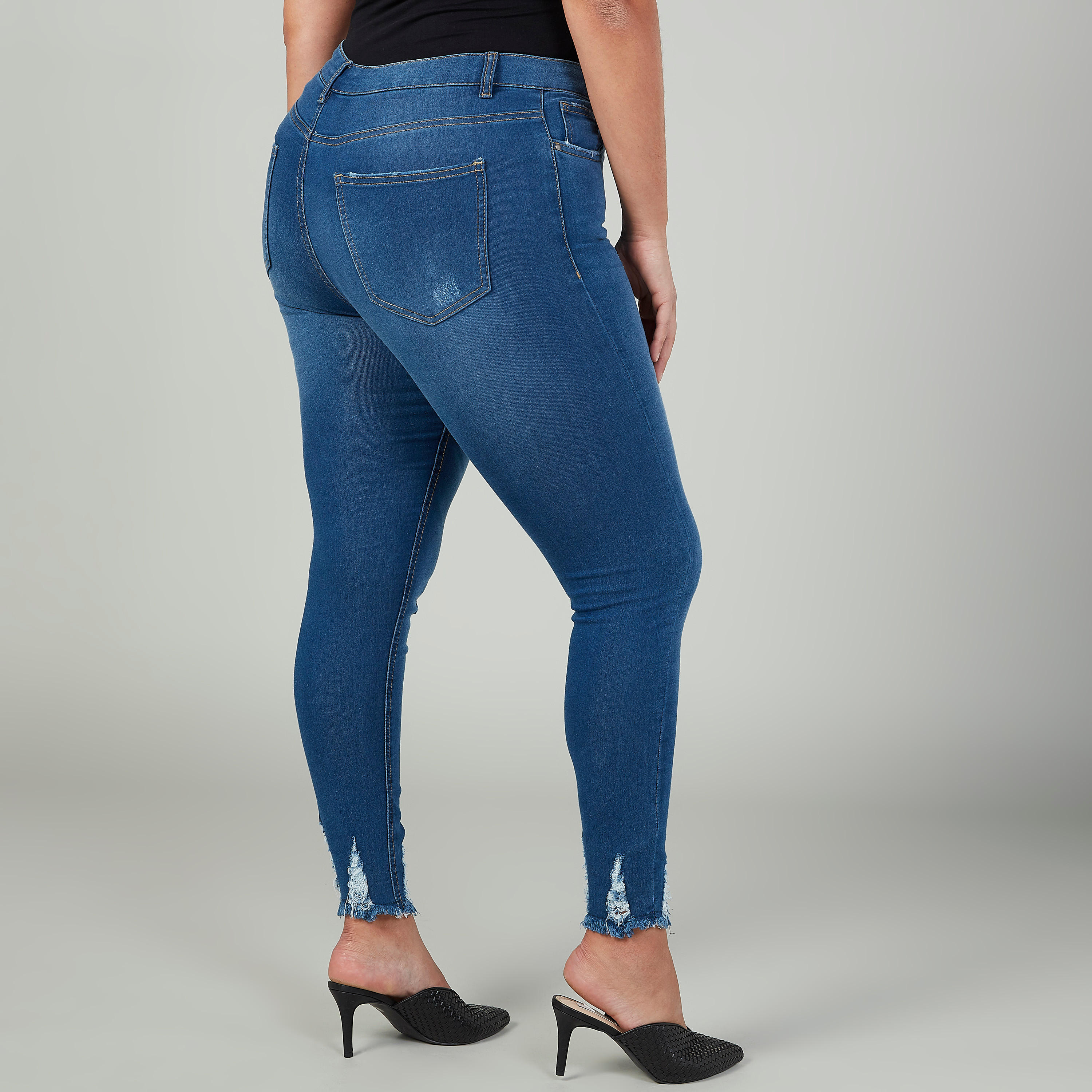 بنطلون جينز بخصر متوسط الارتفاع وحوّاف مهدّبة-women-clothing-bottoms-jeans-image-1