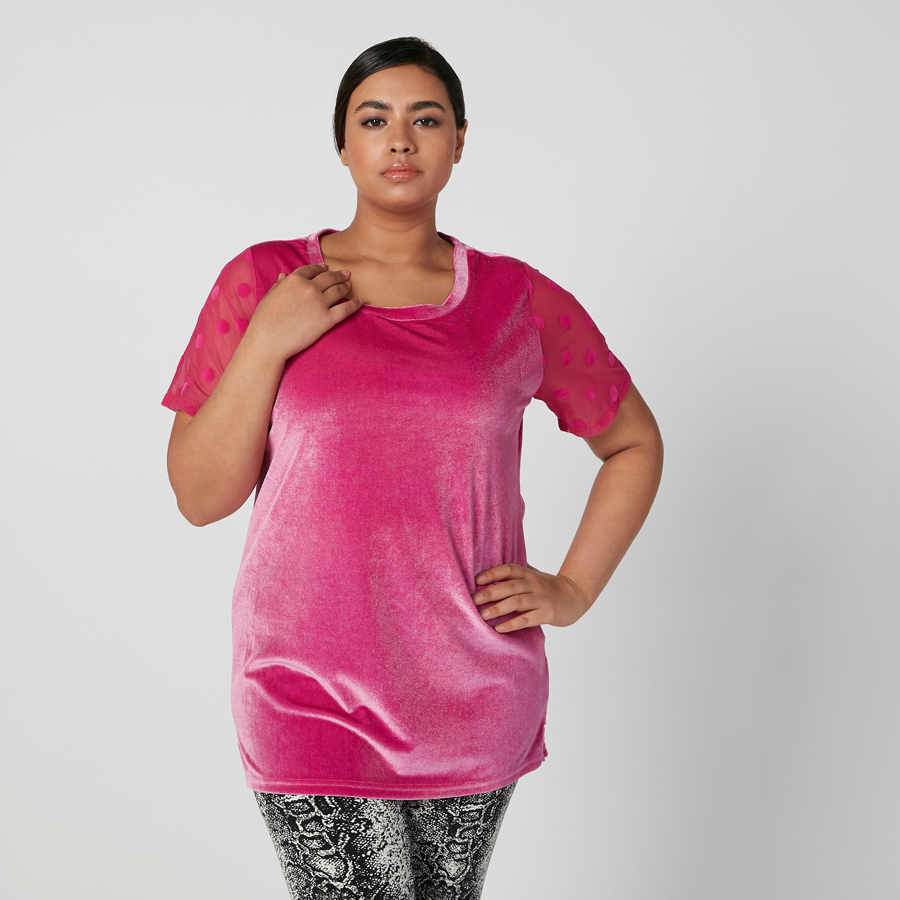 بلوزة بارزة الملمس بياقة مستديرة وأكمام قصيرة بطبعات منقّطة-women-clothing-shirtsandblouses-blouses-image-1
