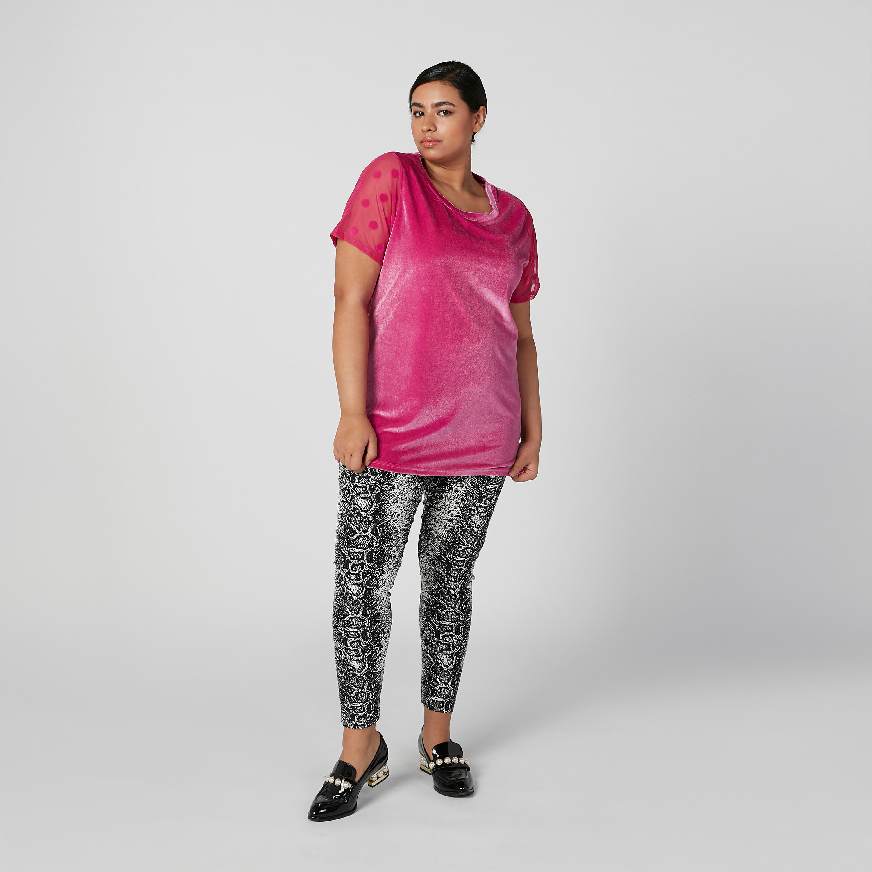 بلوزة بارزة الملمس بياقة مستديرة وأكمام قصيرة بطبعات منقّطة-women-clothing-shirtsandblouses-blouses-image-2