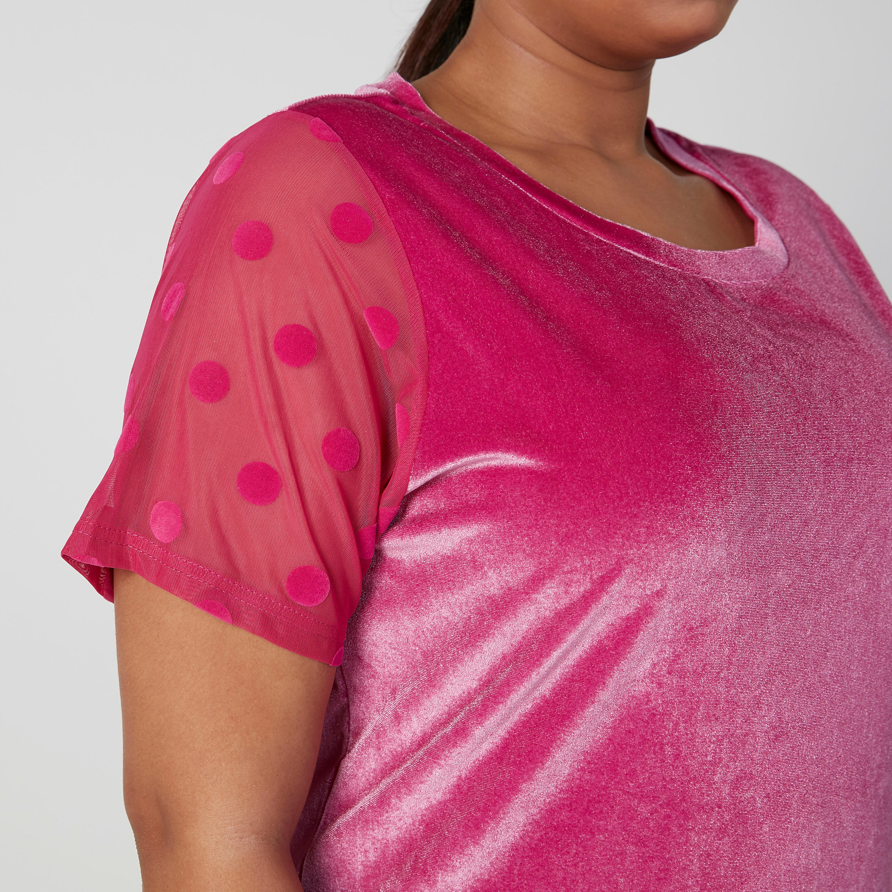 بلوزة بارزة الملمس بياقة مستديرة وأكمام قصيرة بطبعات منقّطة-women-clothing-shirtsandblouses-blouses-image-3