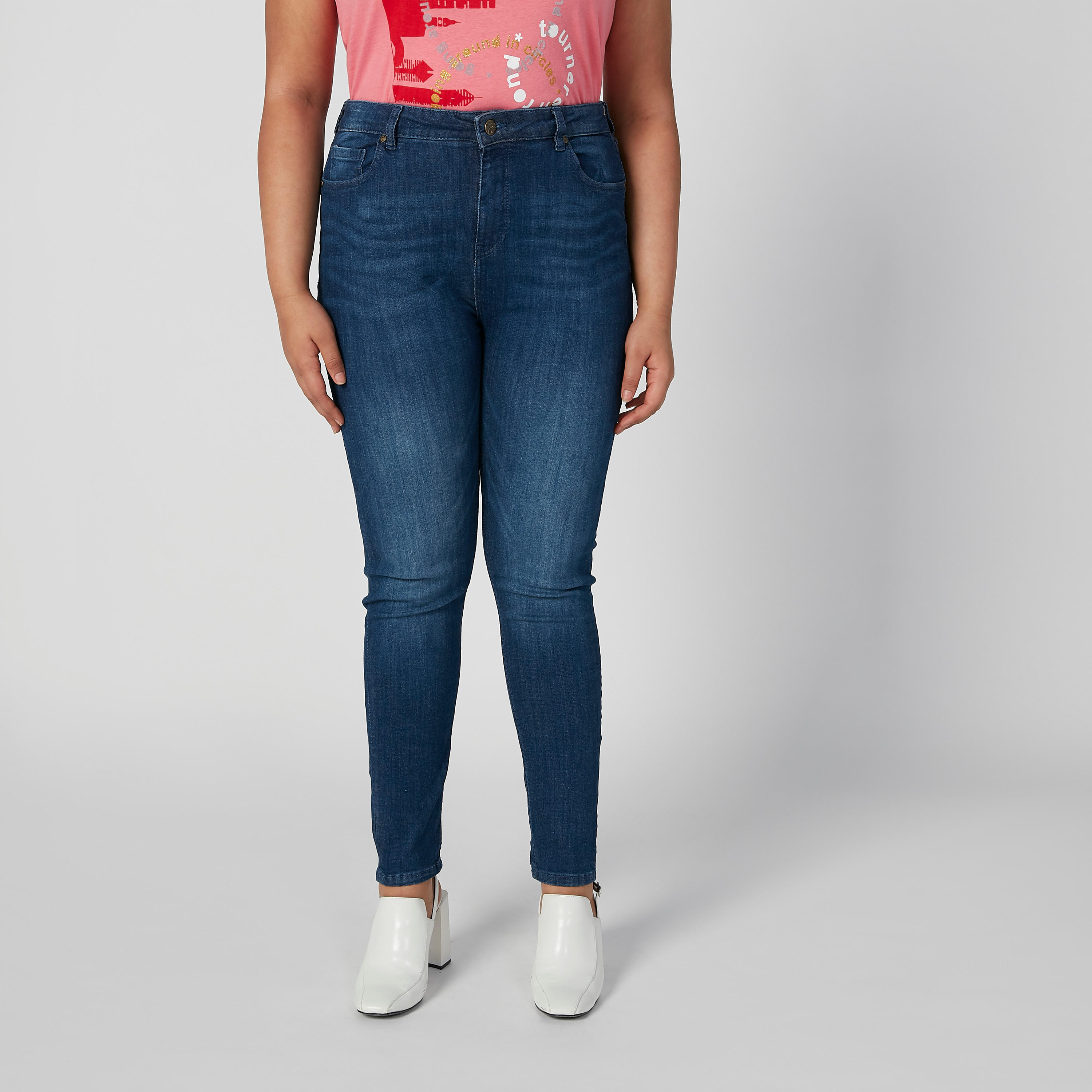 بنطلون جينز طويل سادة بخصر متوسط الارتفاع وجيوب وحلقات للحزام-women-clothing-bottoms-jeans-image-1