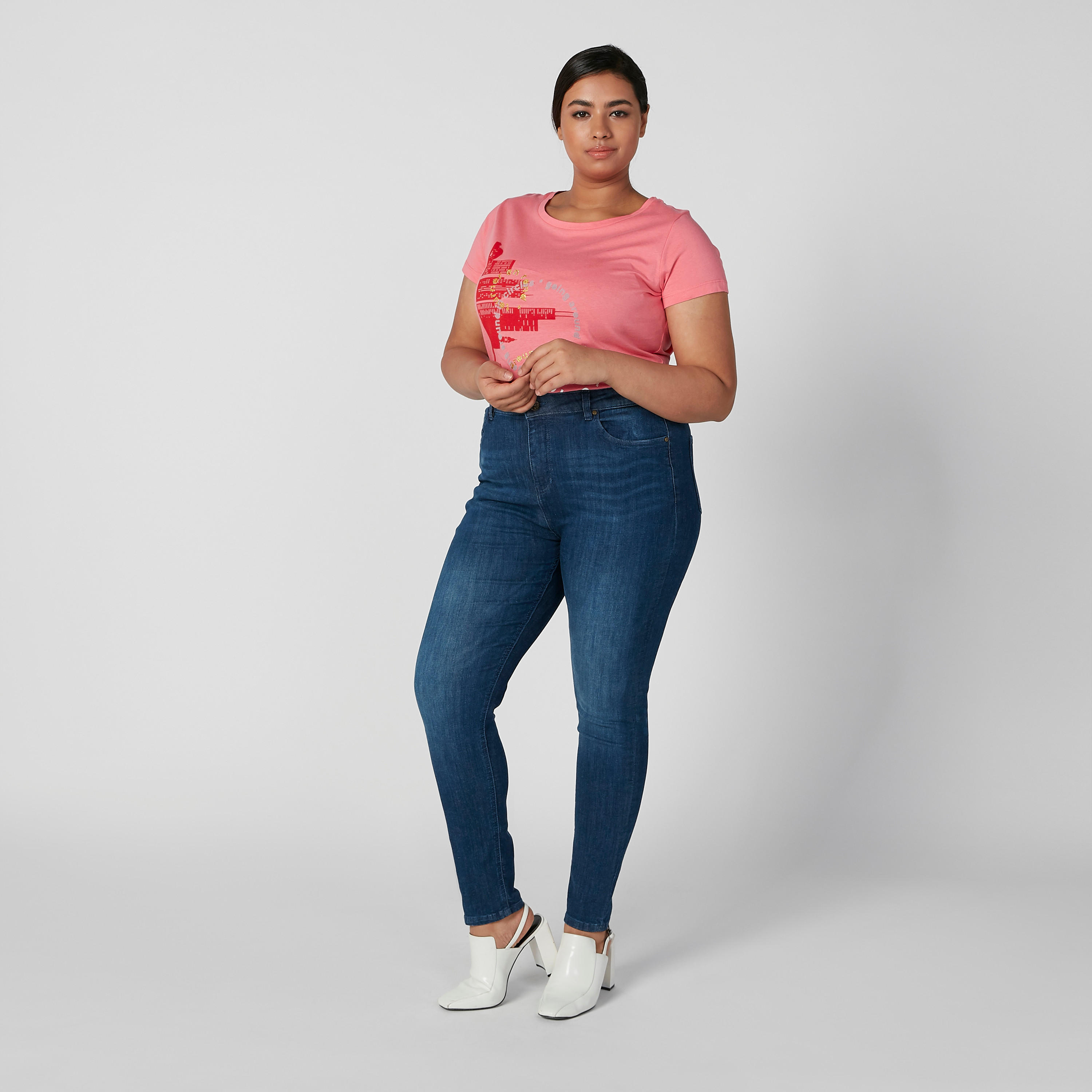 بنطلون جينز طويل سادة بخصر متوسط الارتفاع وجيوب وحلقات للحزام-women-clothing-bottoms-jeans-image-2